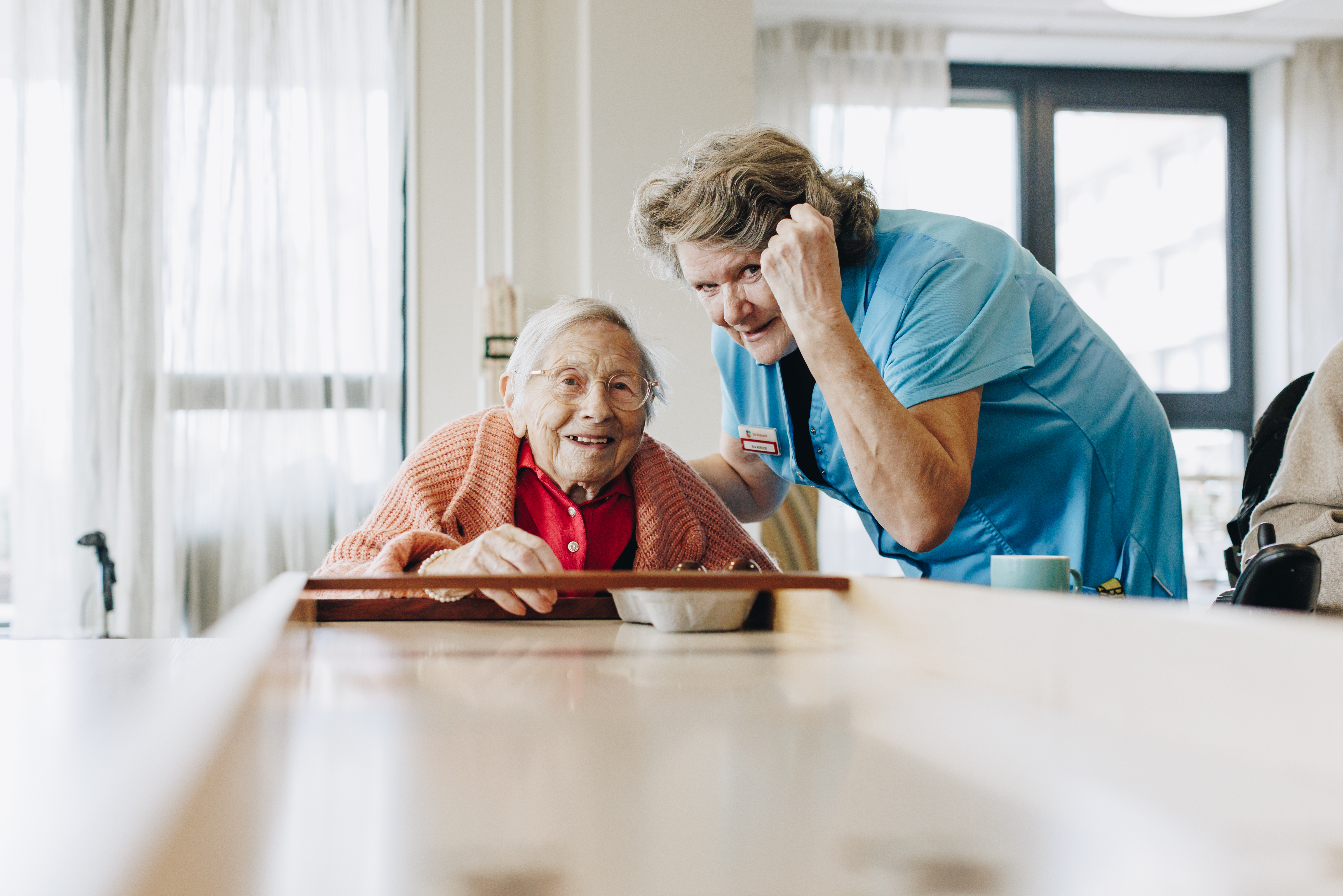09 02 2023 Zorgpartners De Reehorst Collega Medewerker Helpen Juichen Bewoner Sjoelen Dirkje Lachen