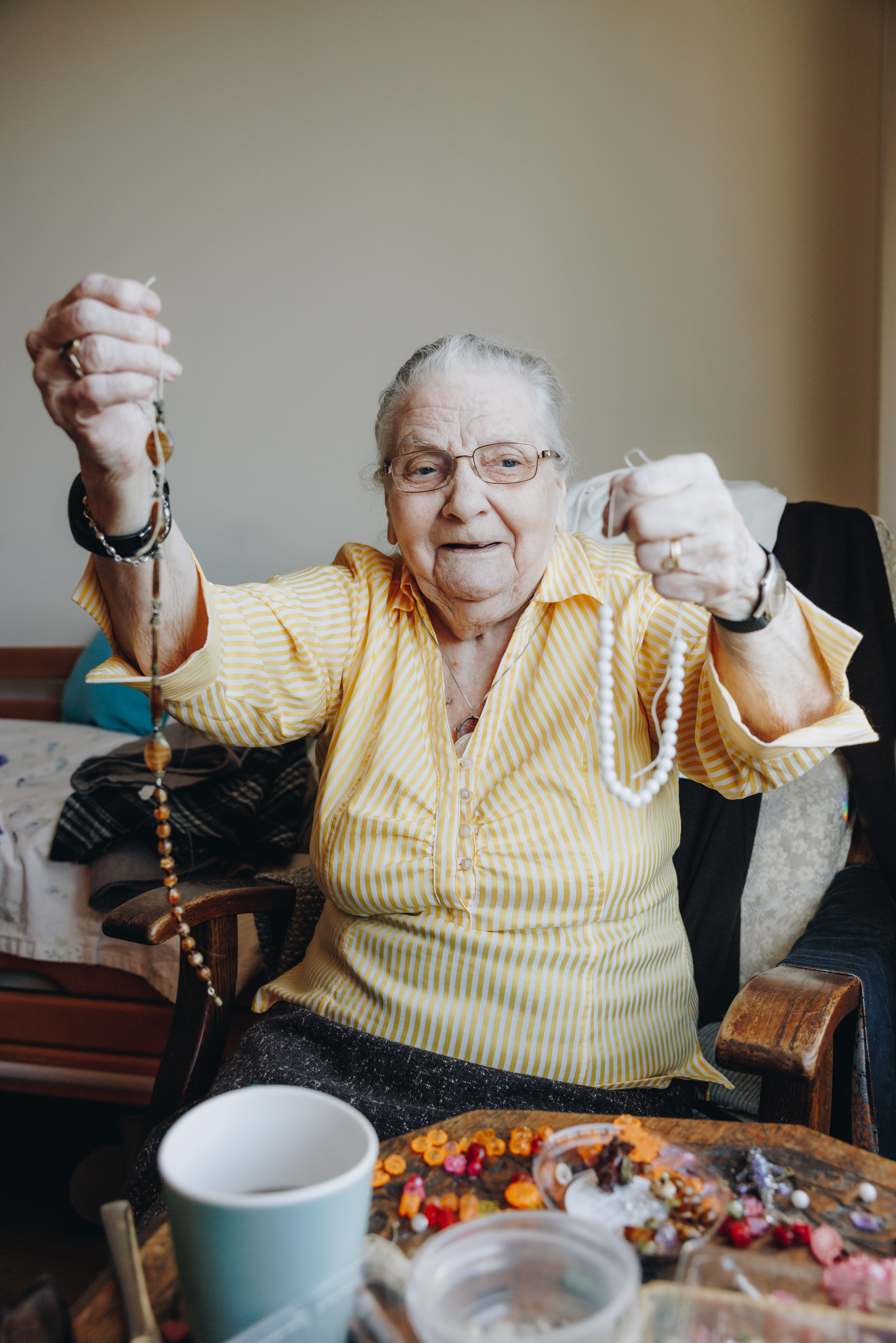 03 04 2023 Gouwestein Zorgpartners Bewoner Lachen Kralen Sieraden Bed Tafel Drinken