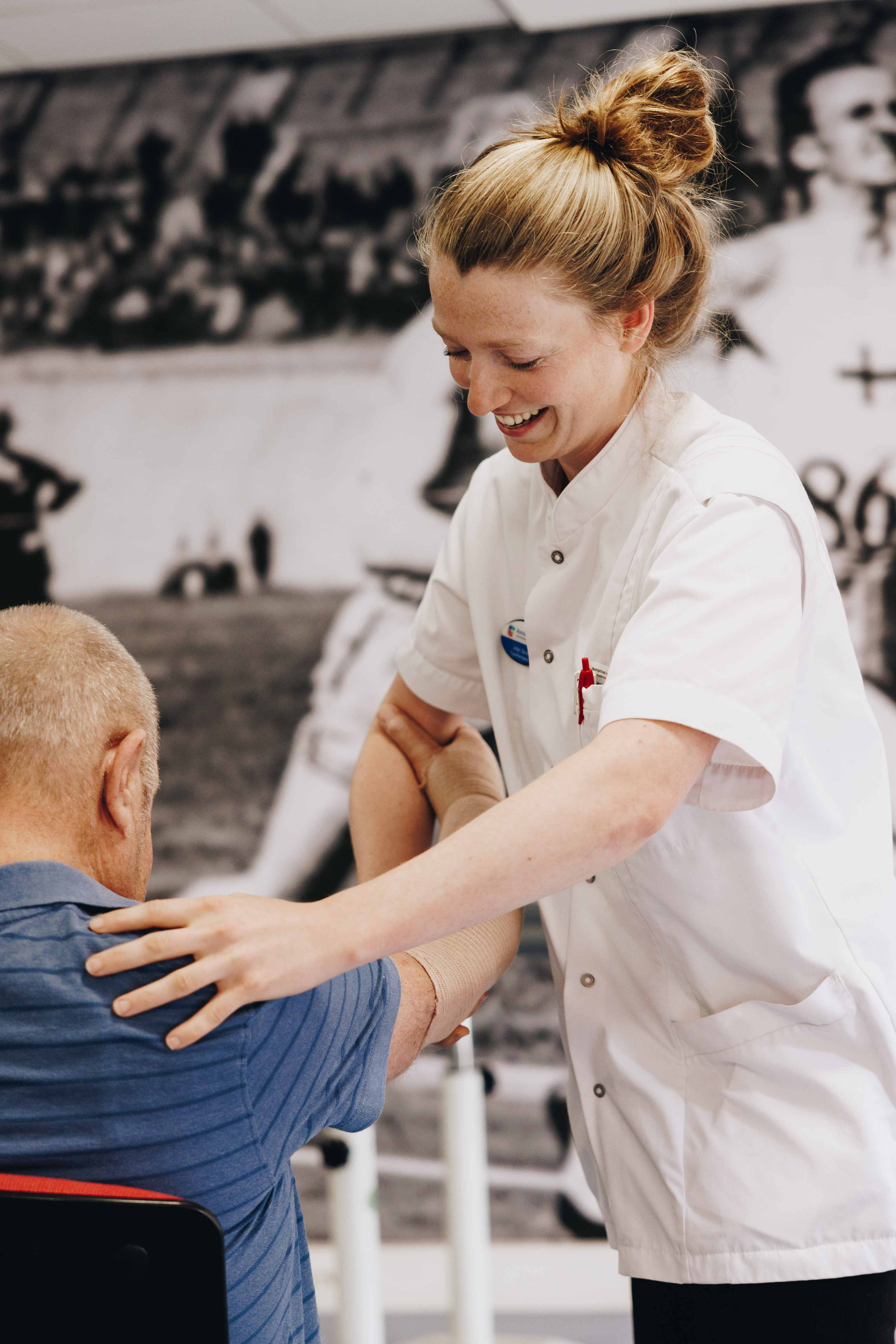 Ronssehof Revalidatie Revalidant Oefeningen Behandelaar Lachen Verticaal