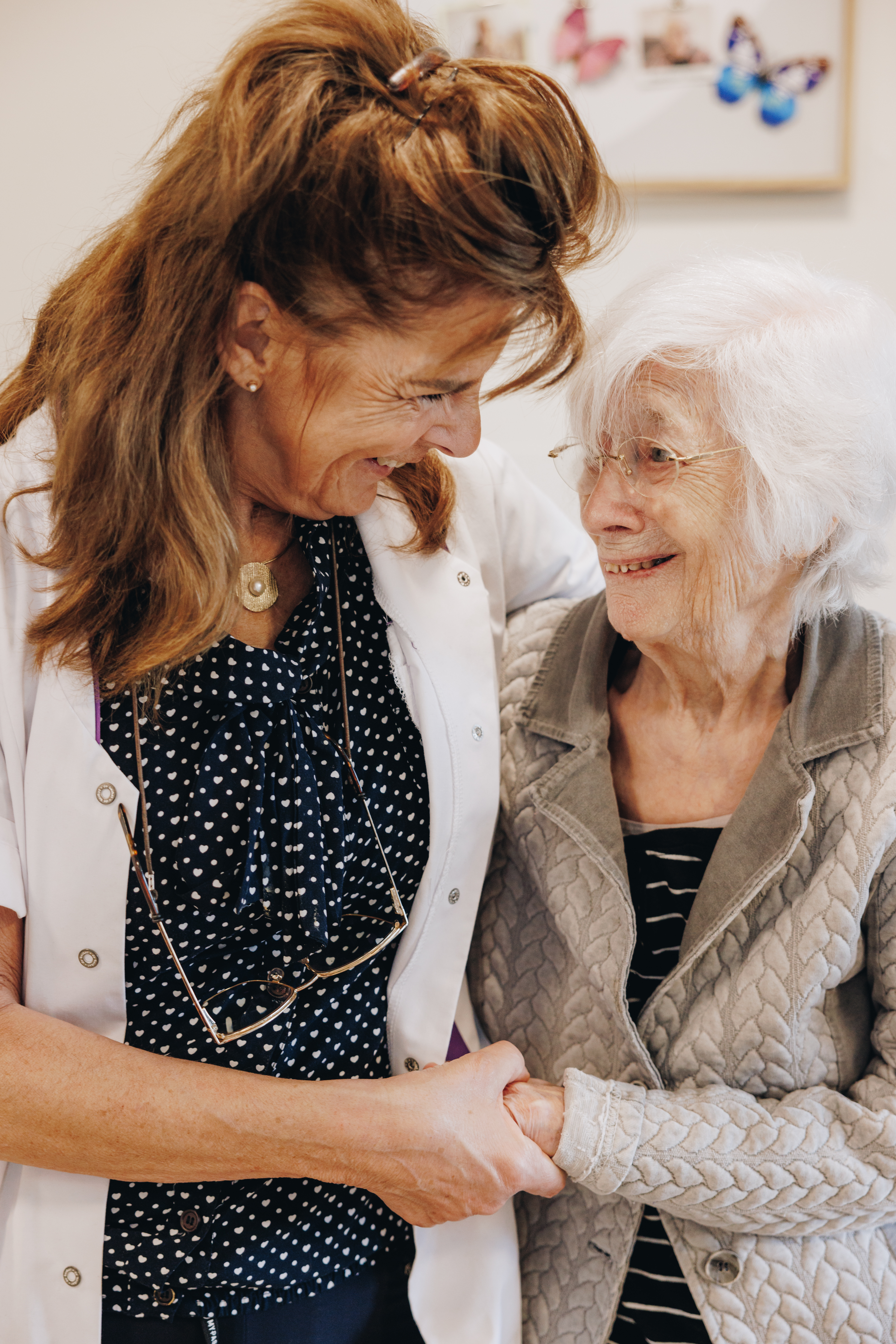 11 04 2023 ZPMH Prinsenhof Medewerker Bewoner Interactie Lachen Samen