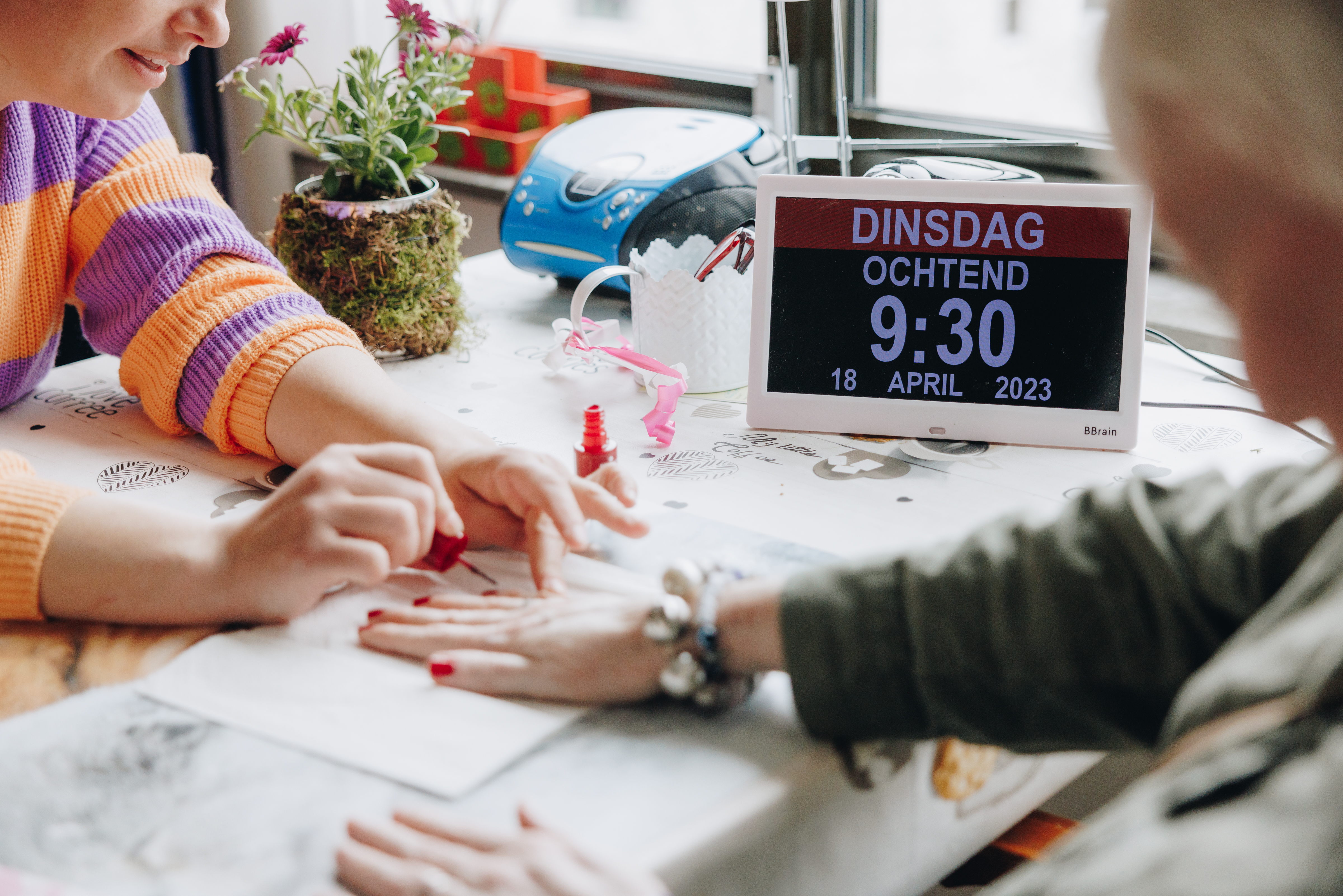 18 04 2023 Zorgpartners De Hanepraij Bewoner Medewerker Innovatie Tafel Verzorging