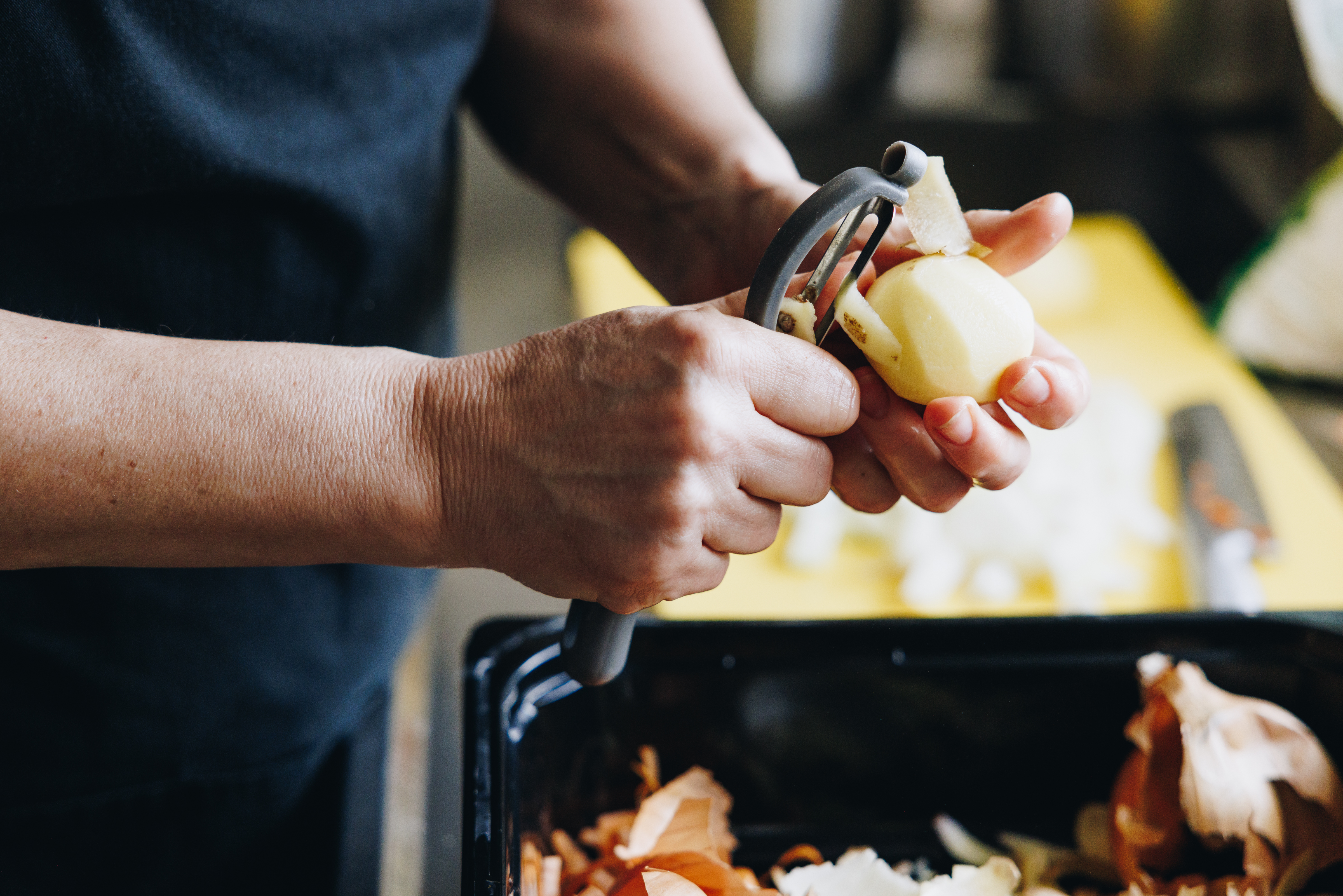 17 02 2023 Zorgpartner Slothoven Medewerker Keuken Aardappels Schillen