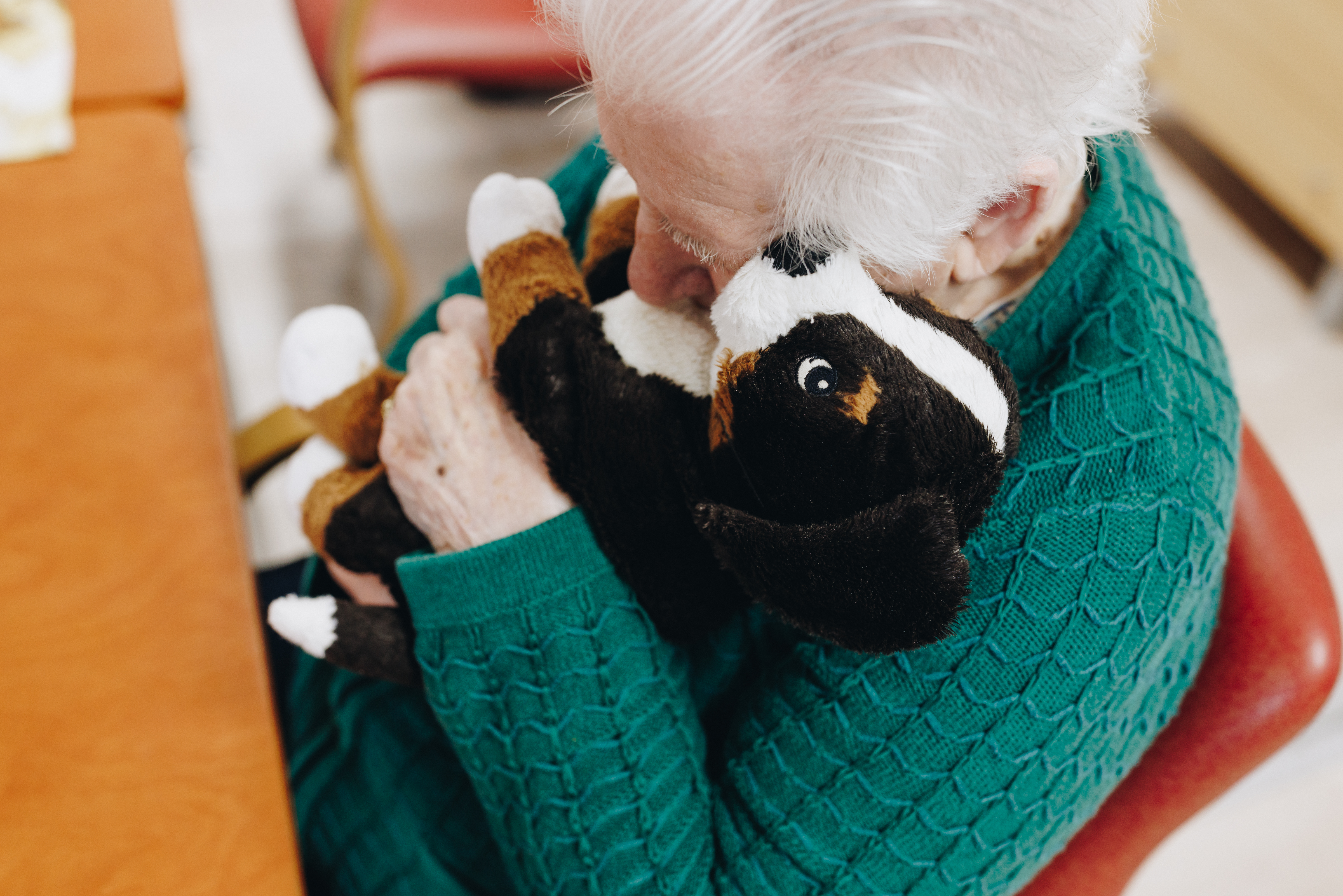 27 03 2023 De Rietkraag Souburgh Zorgpartners Bewoner Knuffel Tafel Stoel