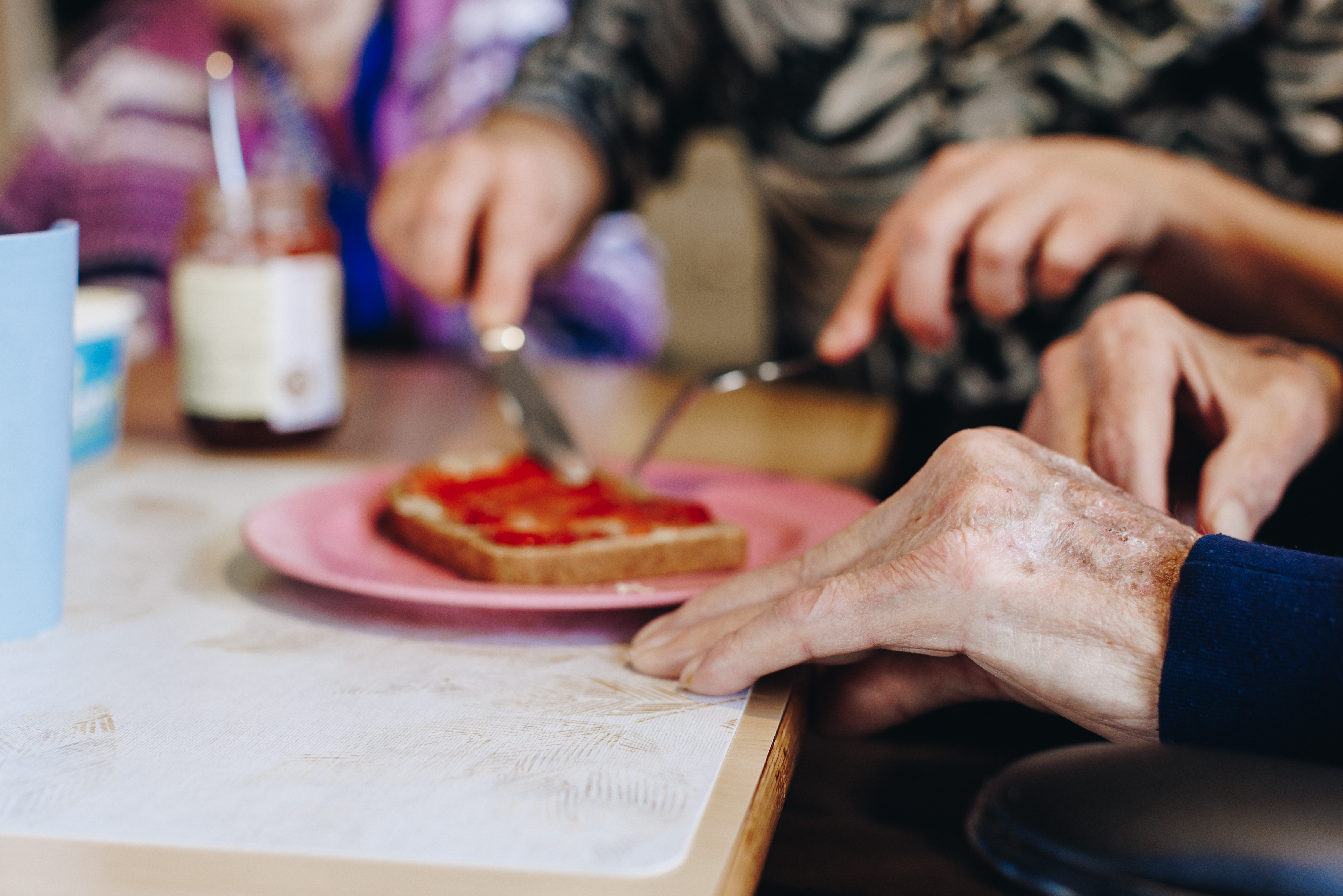 17 02 2023 Zorgpartner Slothoven Bewoner Medewerker Boterham Jam Eten Close Up Snijden