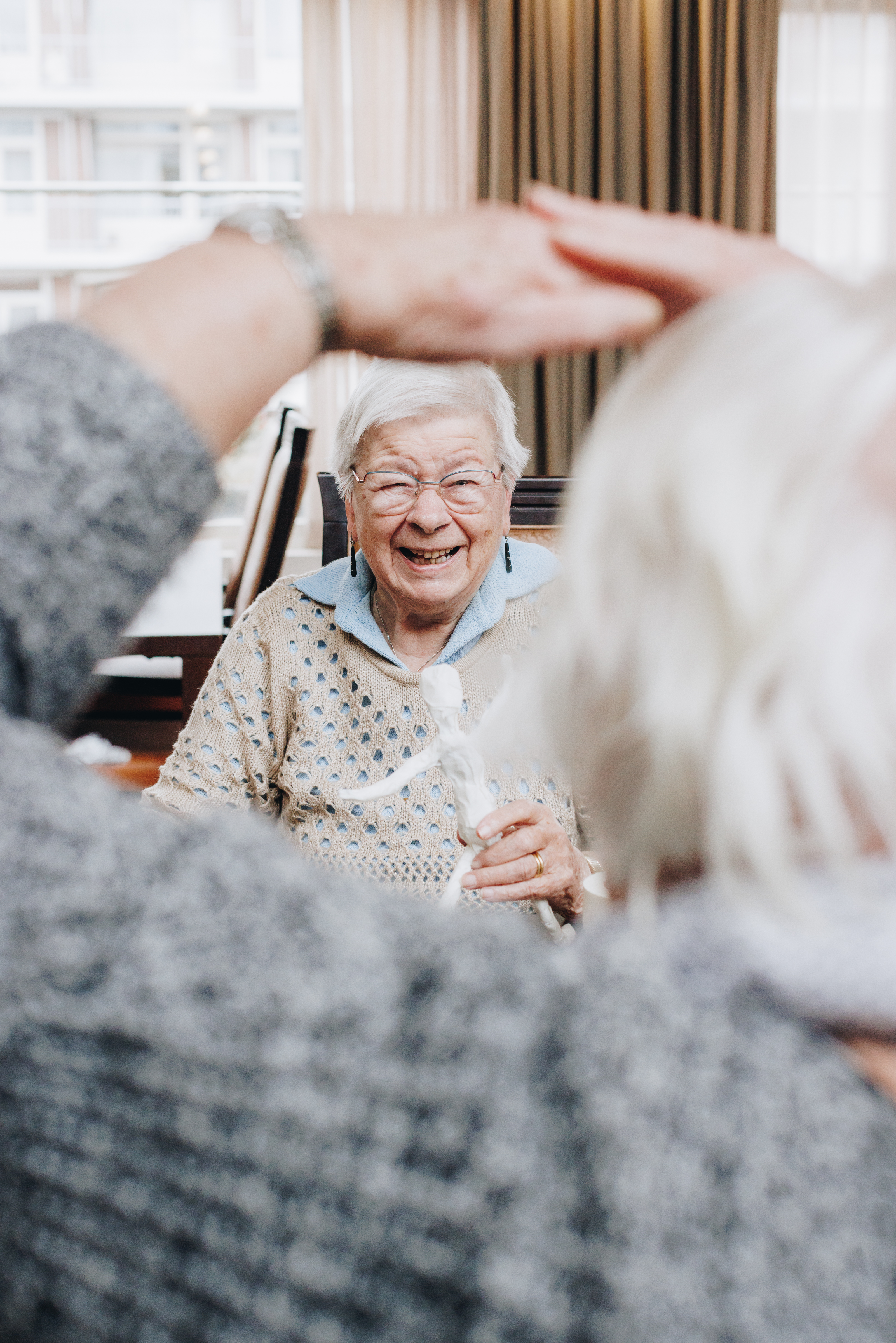 09 03 2023 Zorgpartners De Breeje Hendrick Bewoner Handen Welzijn Handwerken Activiteit Close Up Staand Lachen