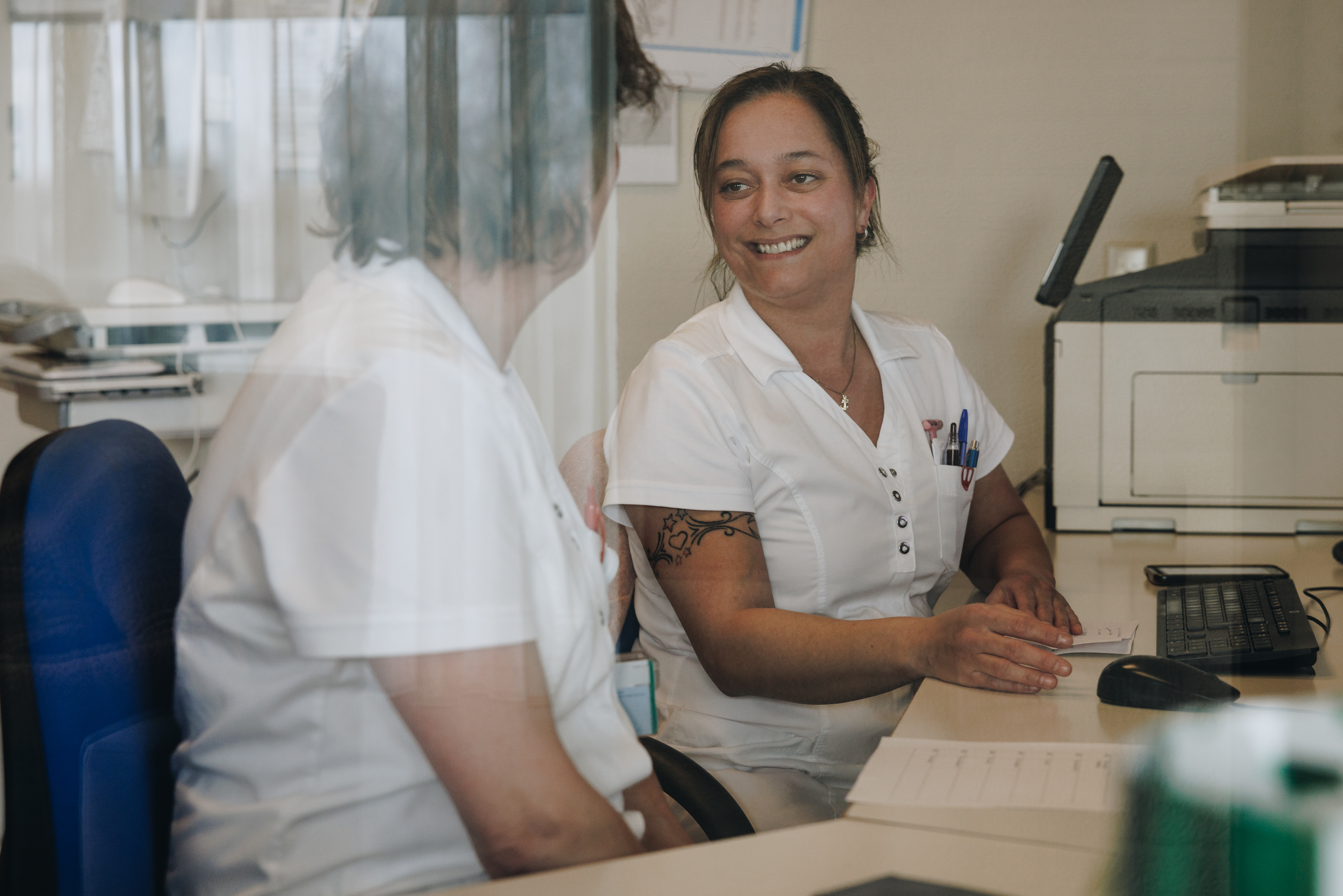 23 03 2023 De Vijverhof En De Meent Medewerker Lachen Kantoor