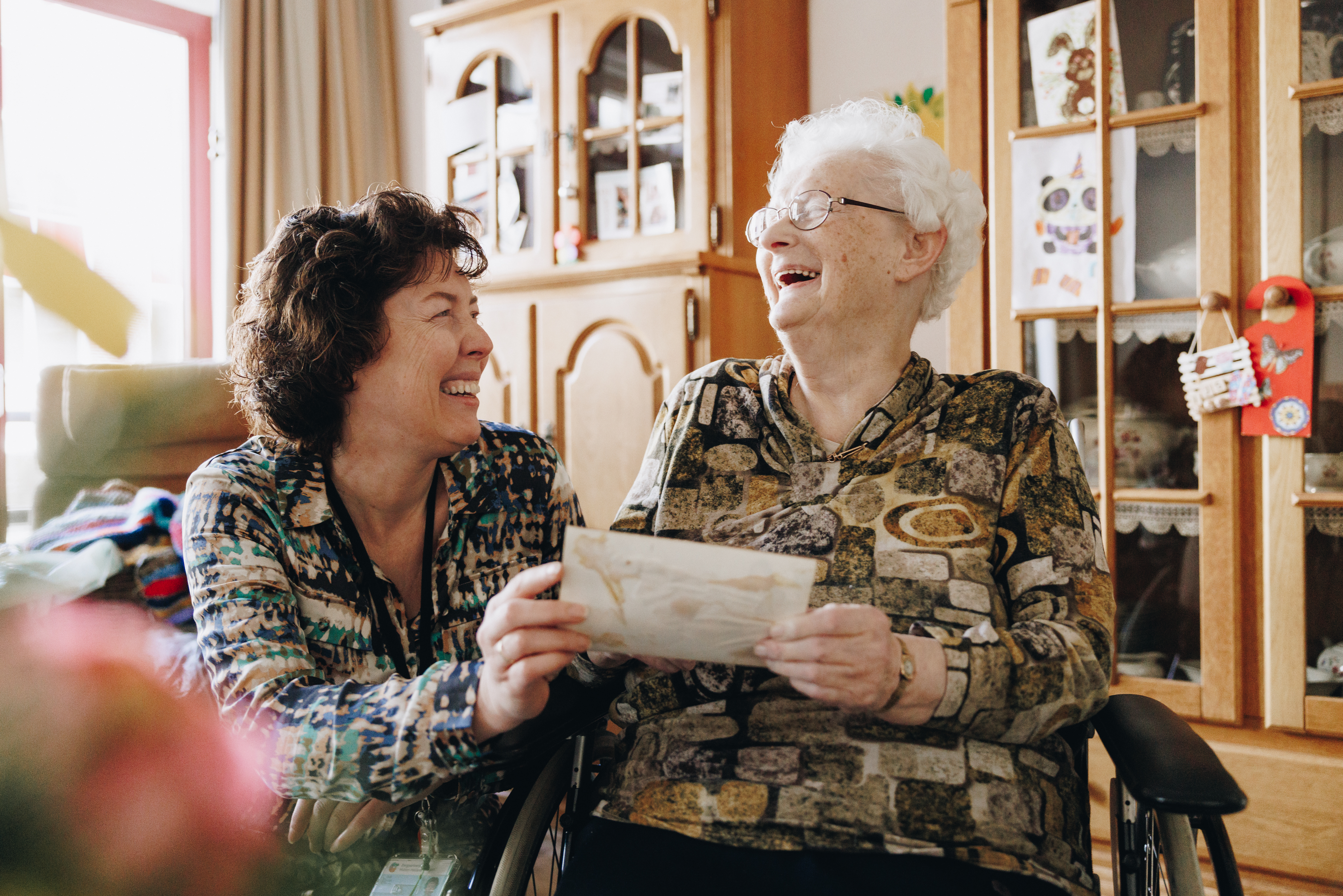 17 02 2023 Zorgpartner Slothoven Bewoner Rolstoel Foto Medewerker