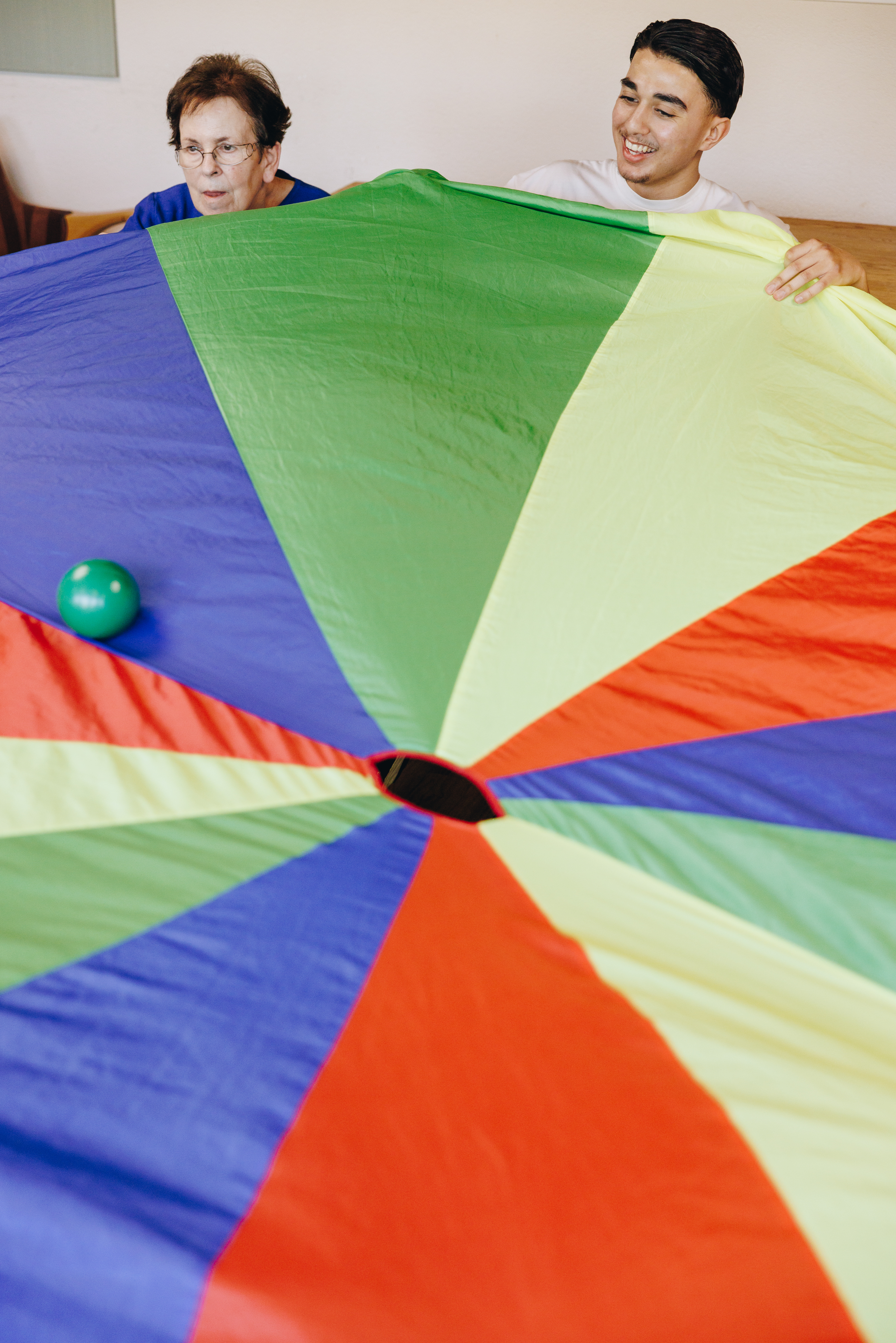 Ronssehof Welzijn Activiteit Bewoner Spel Doek Bal Stagiair Jongere Bewegen Verticaal