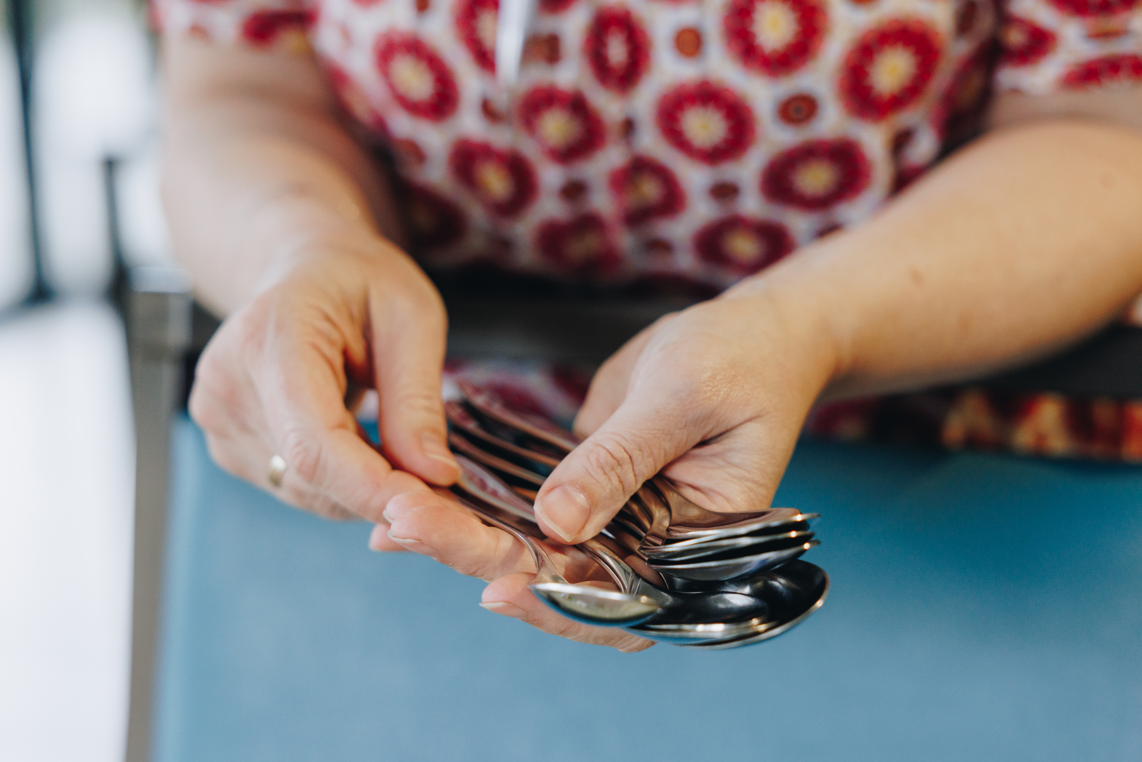 13 04 2023 Floravita Zorgpartners Closeup Vrijwilliger Bestek Eetruimte