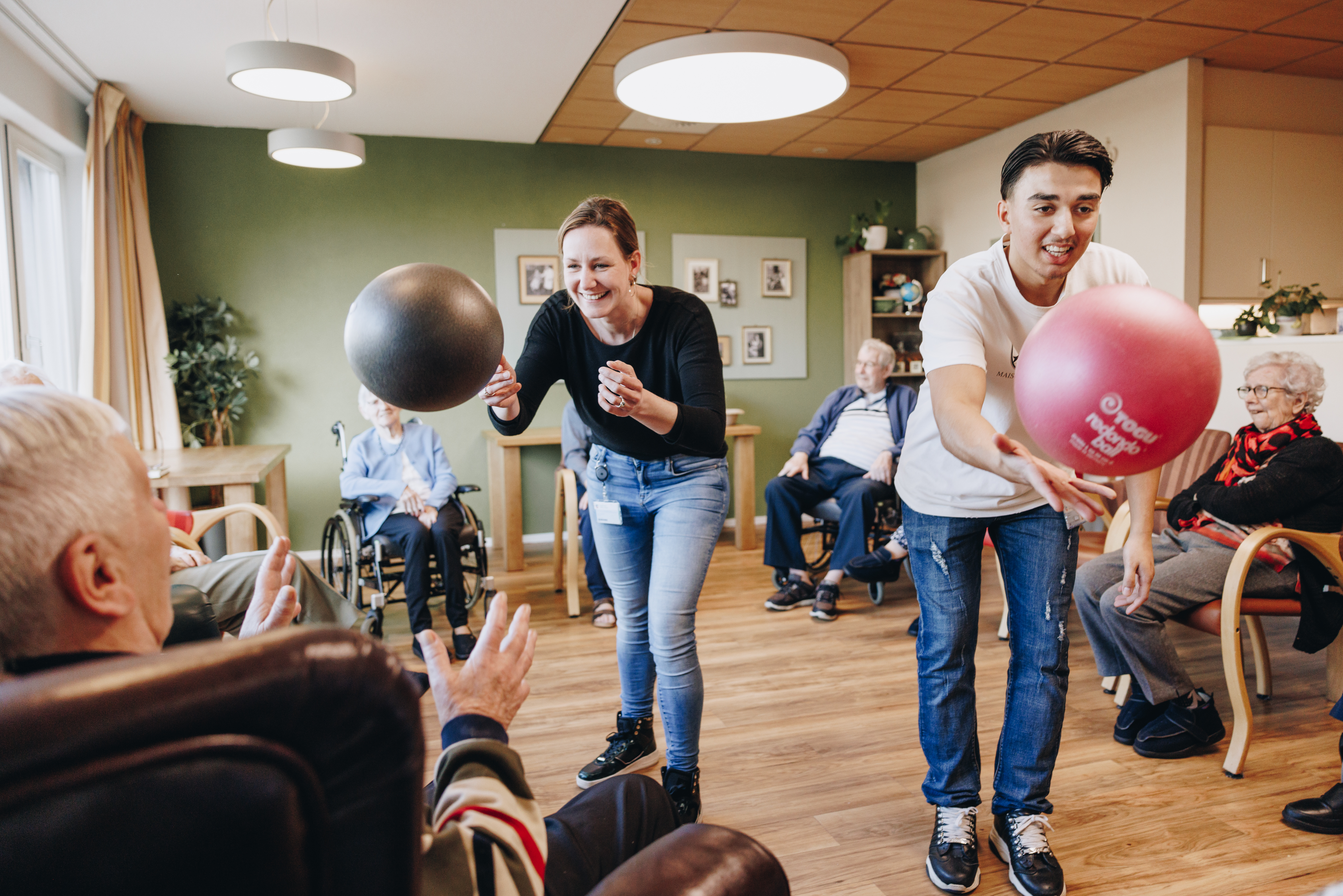 Ronssehof Bewoners Activiteit Medewerker Interactie Balspel Welzijn Bewegen Stagiair Jongere Bal Gooien
