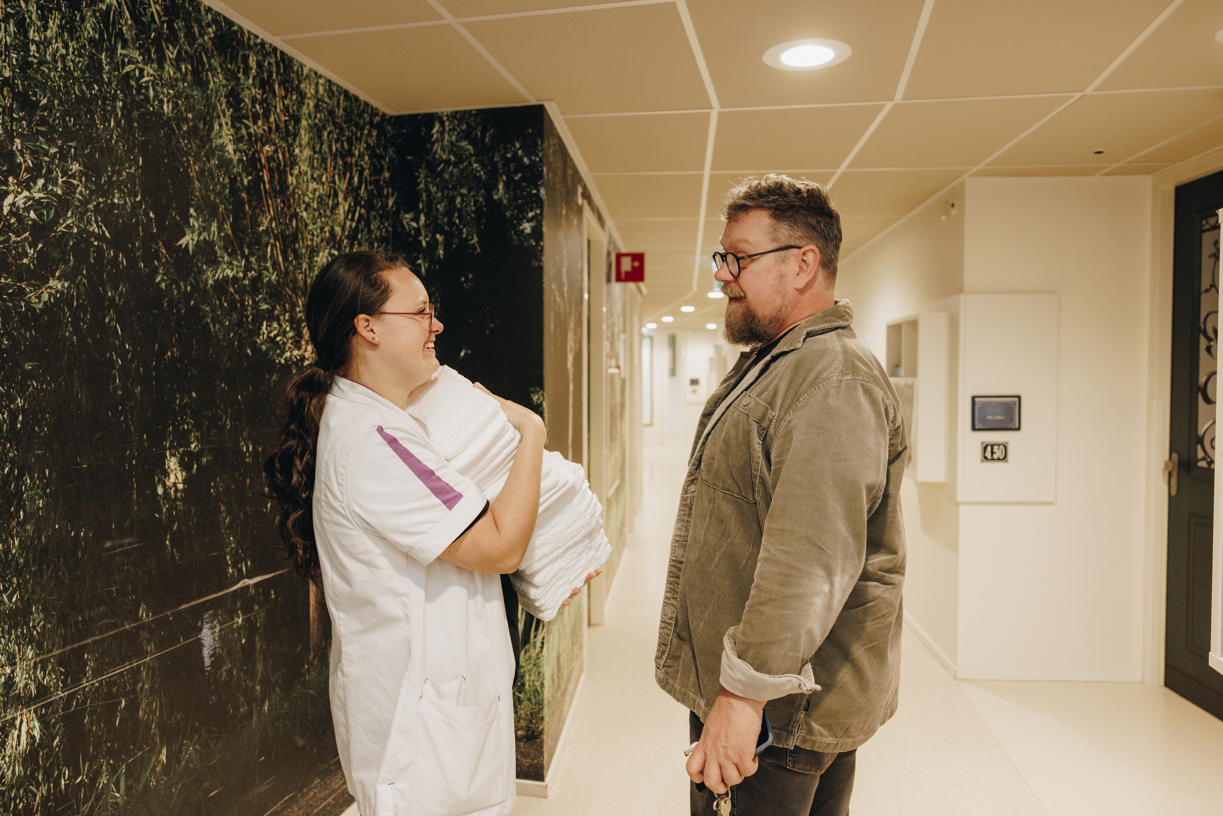 11 04 2023 ZPMH Prinsenhof Medewerkers Zorg Interactie Gang