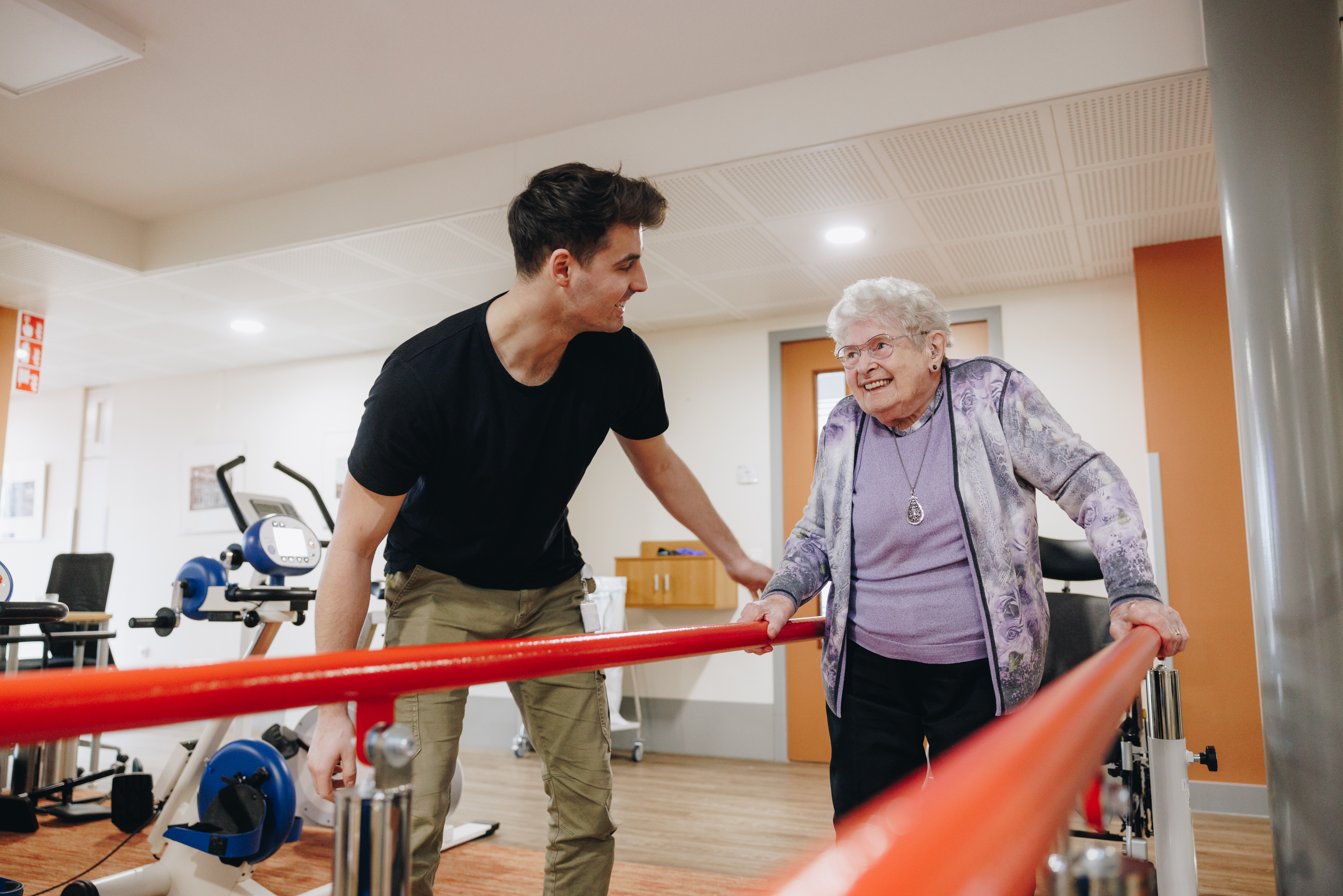 10 02 2023 Zorgpartners Savelberg Bewoner Fysiotherapeut Lopen Brug