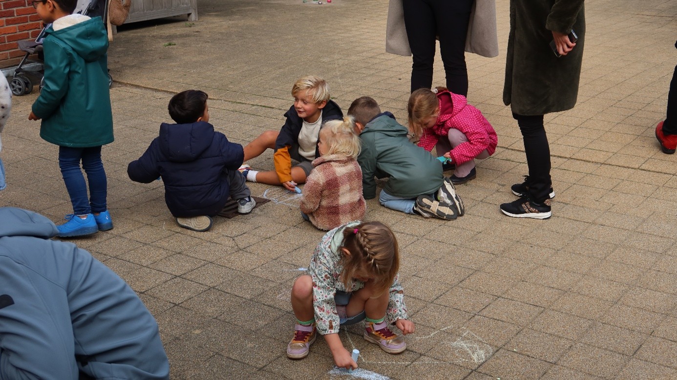 Zwaaisteen Ronssehof Onthulling Kinderen Krijten