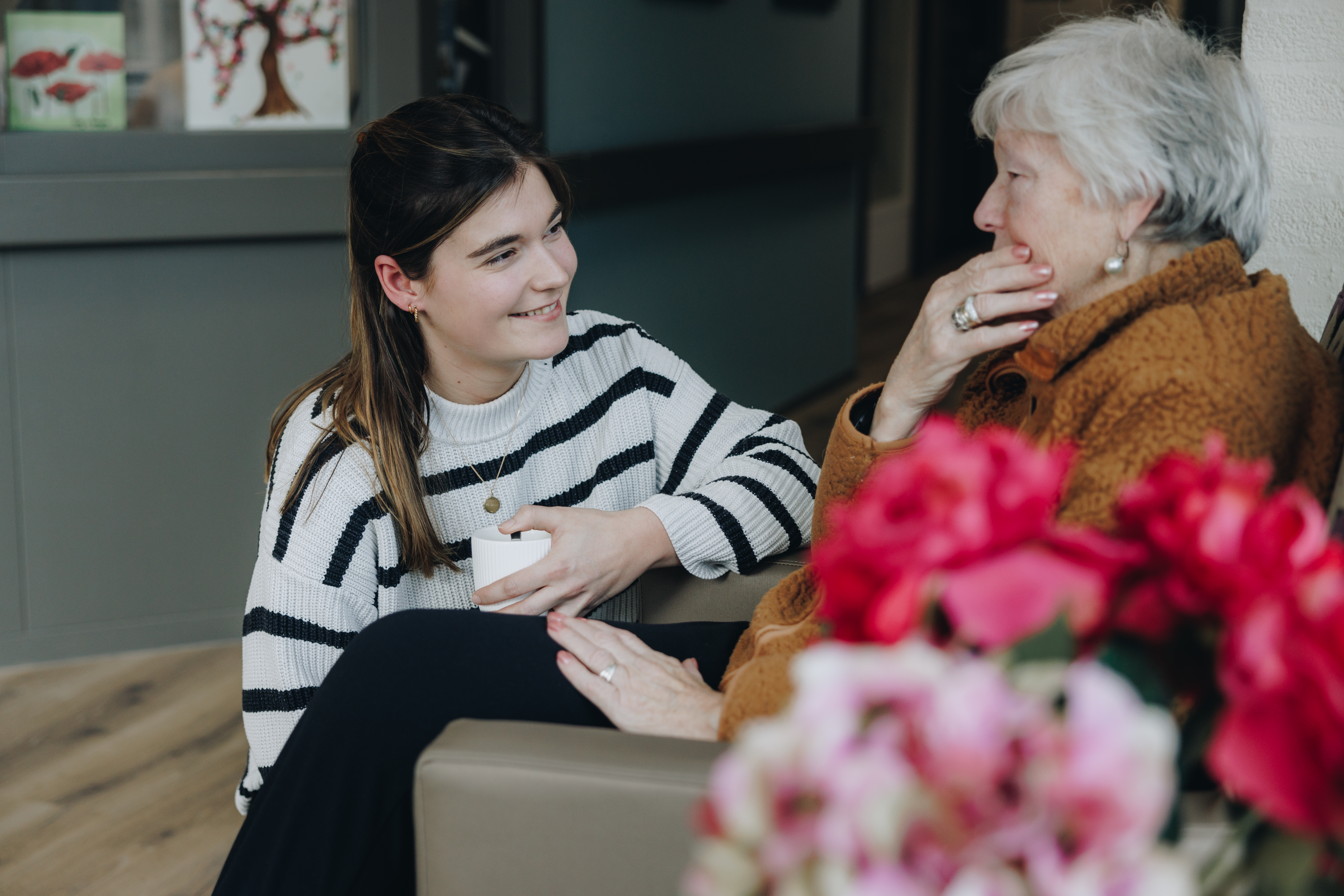 23 03 2023 De Vijverhof En De Meent Praten Stoel Bloemen