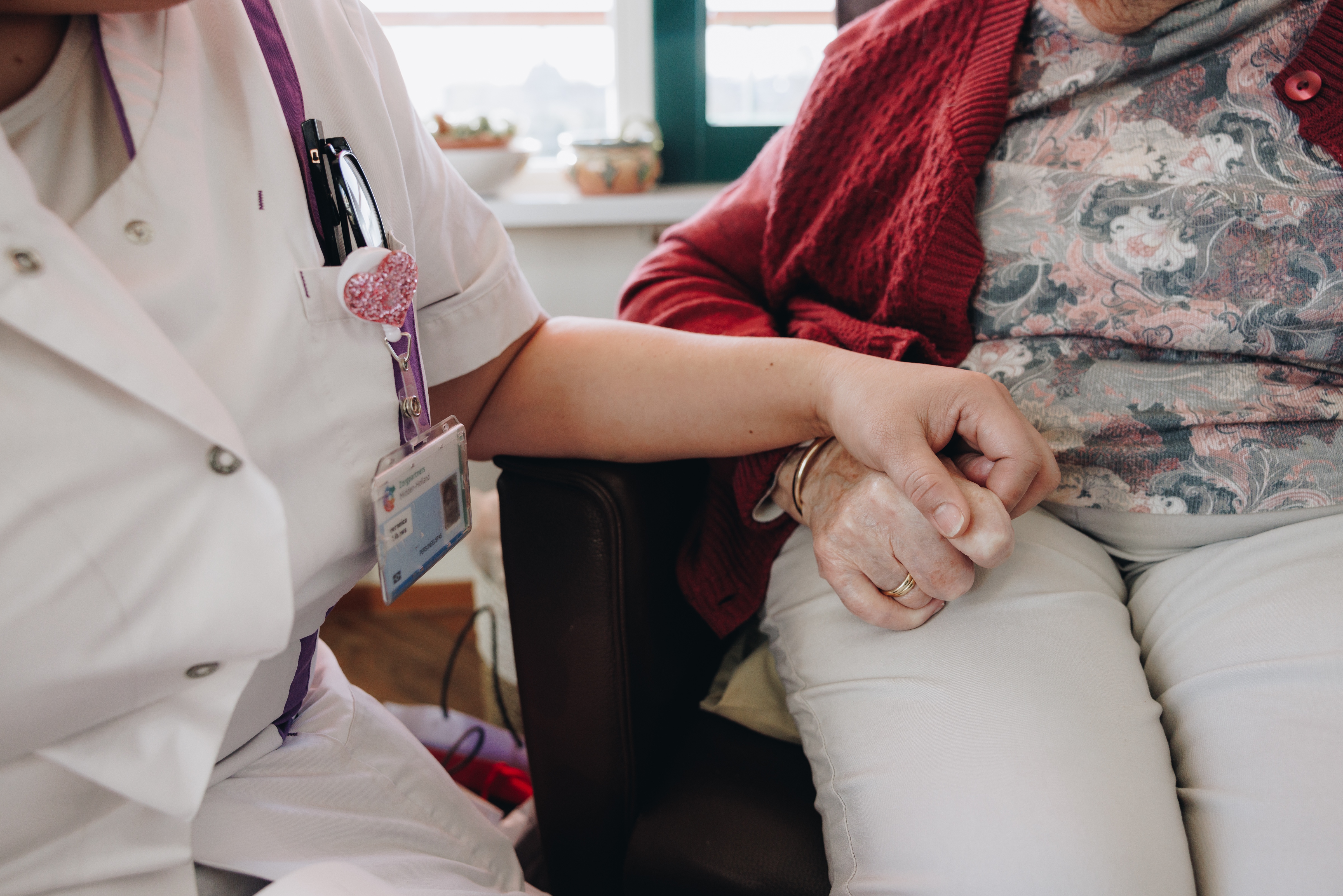 03 04 2023 Gouwestein Zorgpartners Handen Vasthouden Pasje Medewerker Bewoner Samen Stoel