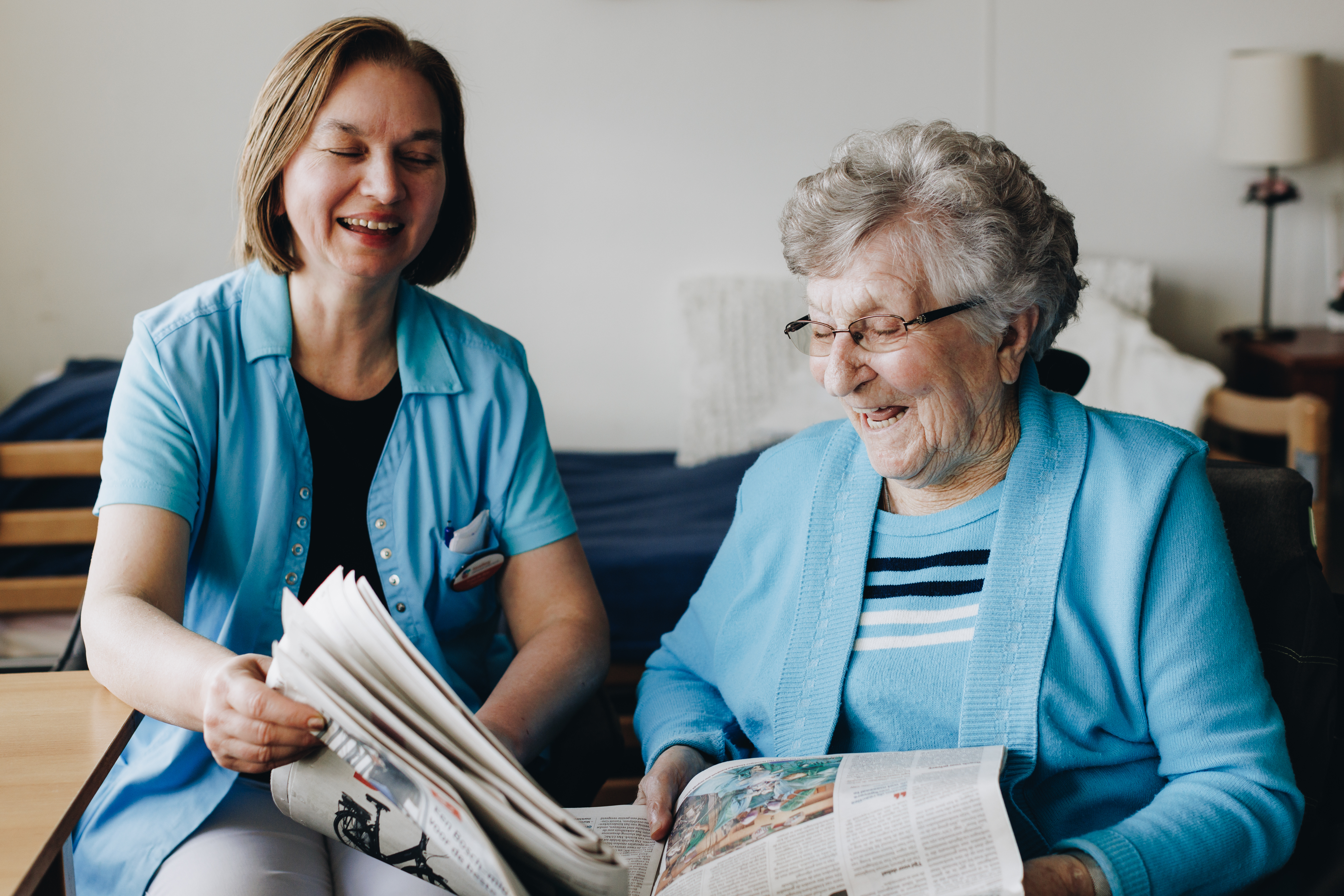 10 02 2023 Zorgpartners Savelberg Medewerker Bewoner Krant Lezen