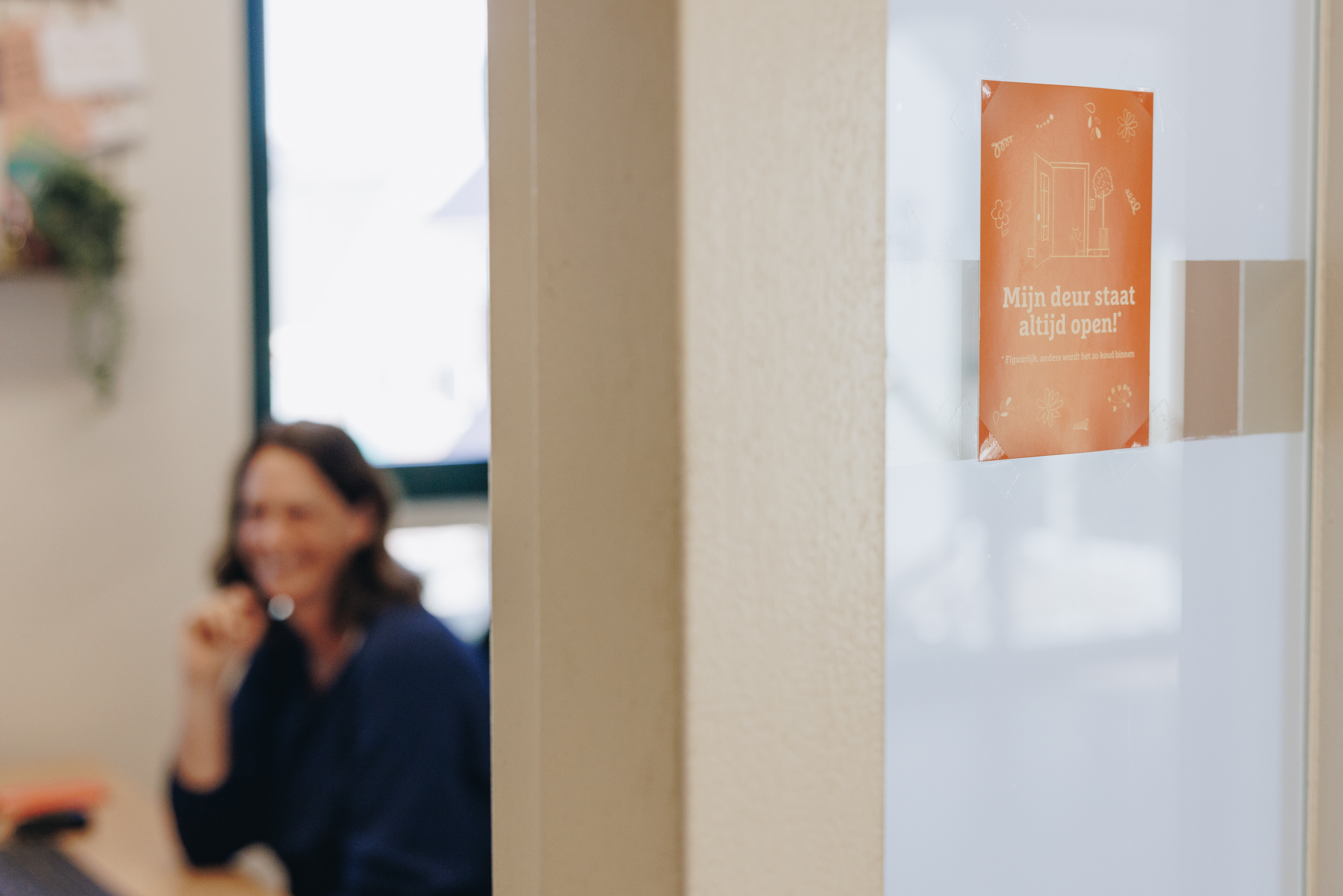 03 04 2023 Gouwestein Zorgpartners Bellen Lachen Medewerker Deur Open Gastvrij