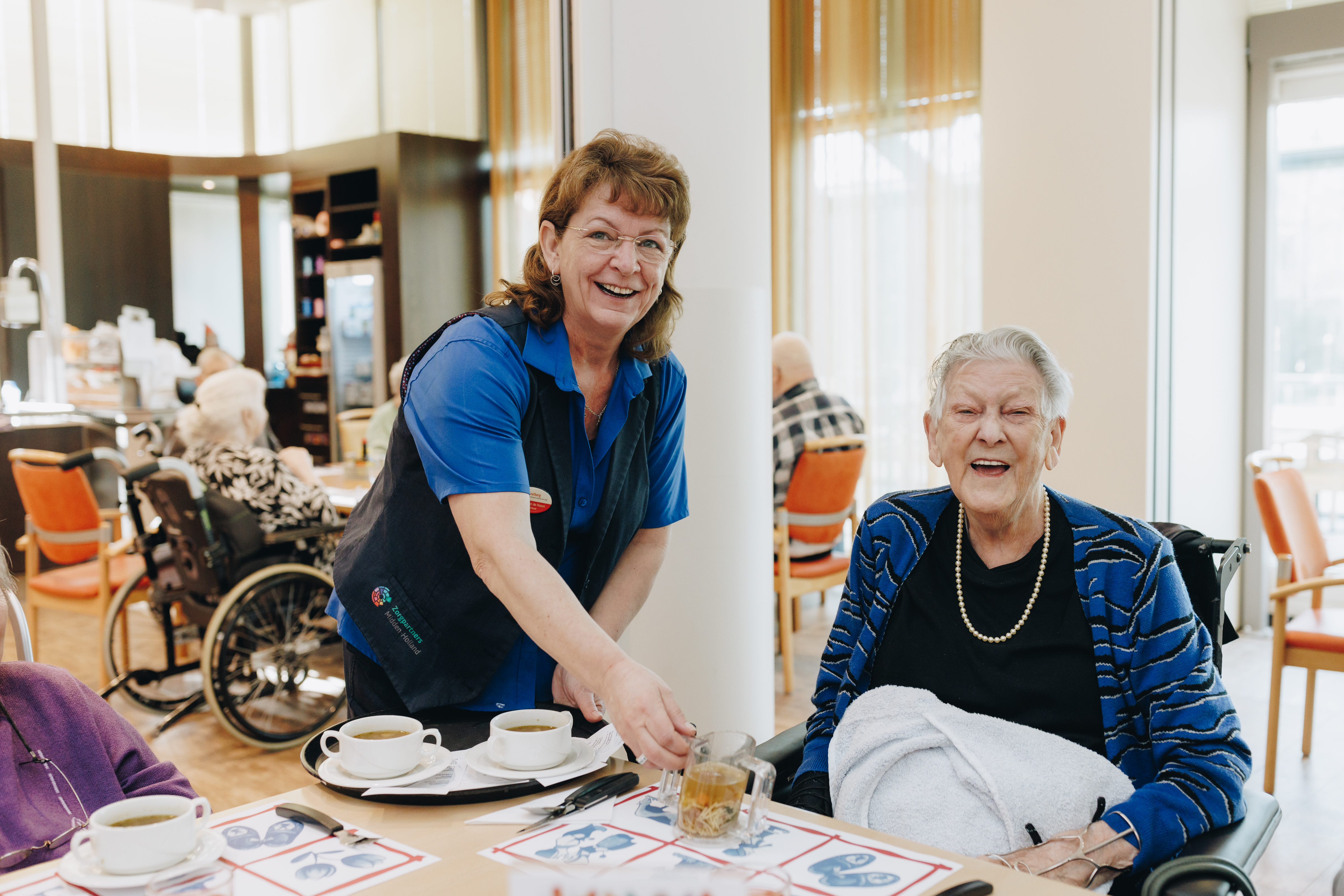 10 02 2023 Zorgpartners Savelberg Soep Bewoner Medewerker Restaurant Uitserveren