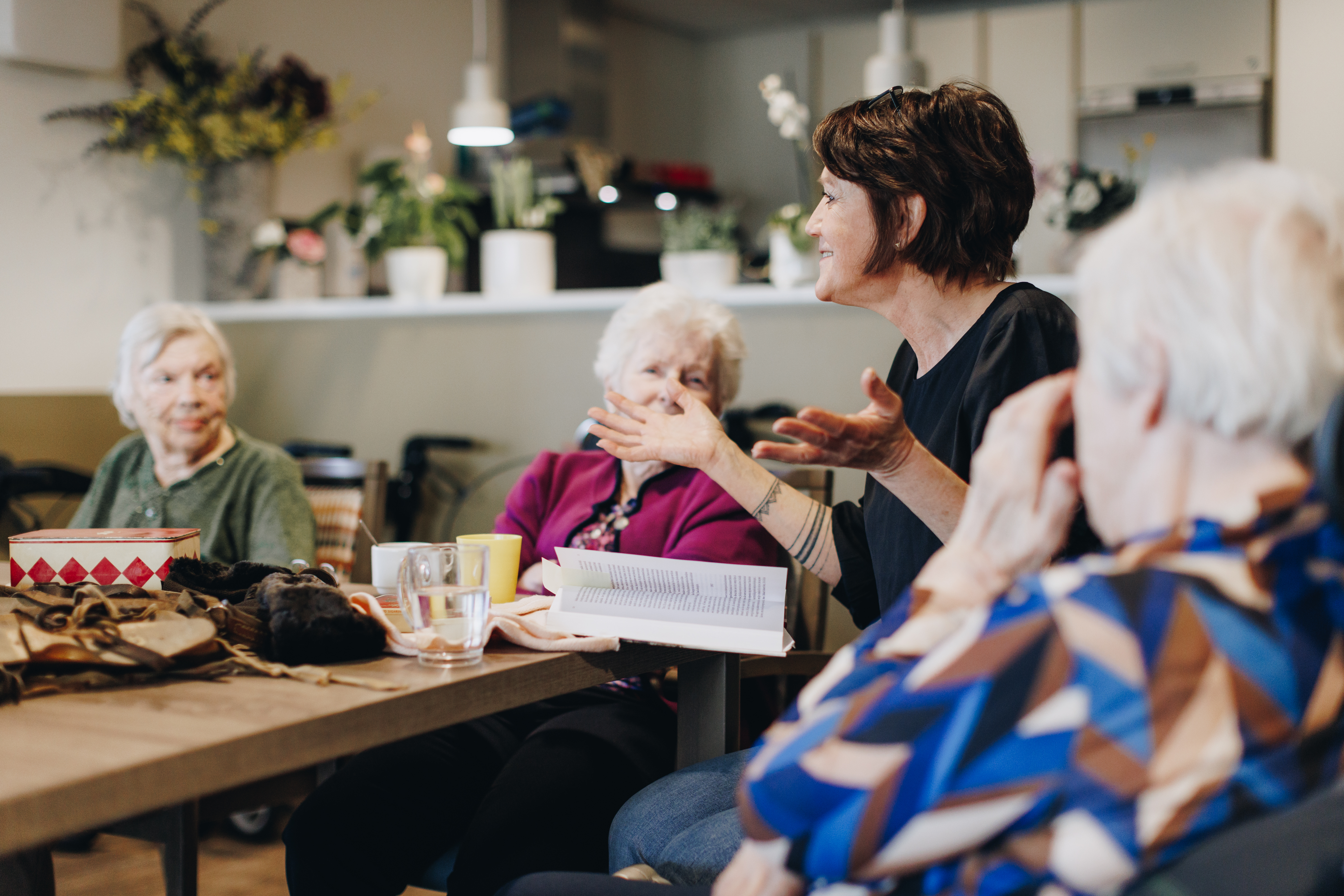 09 02 2023 Zorgpartners De Reehorst Medewerker Bewoners Welzijn Activiteit Voorlezen Koffie Drinken Tafel Uitleggen