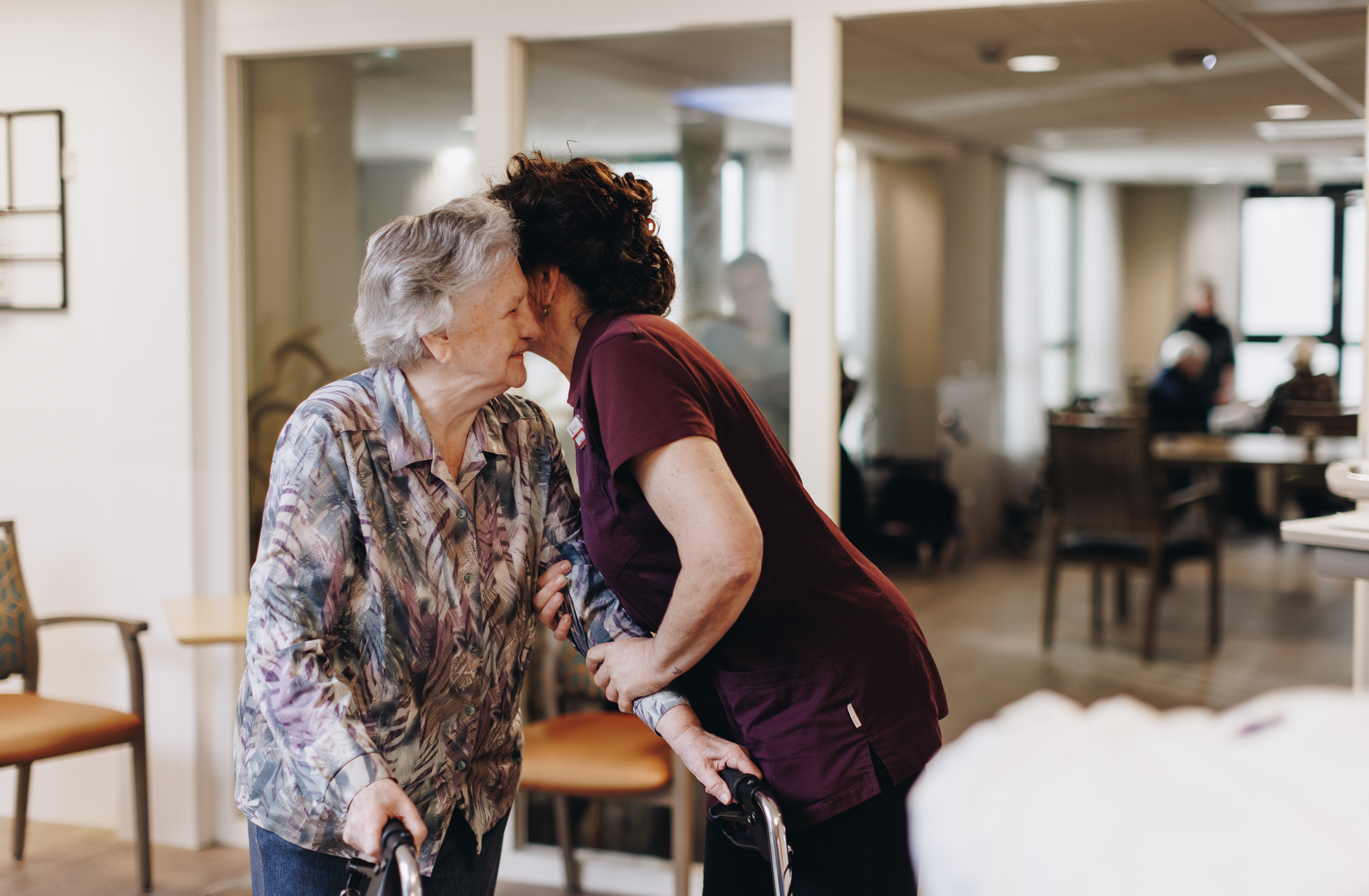 09 02 2023 Zorgpartners De Reehorst Bewoner Medewerker Collega Gang Oor Fluisteren