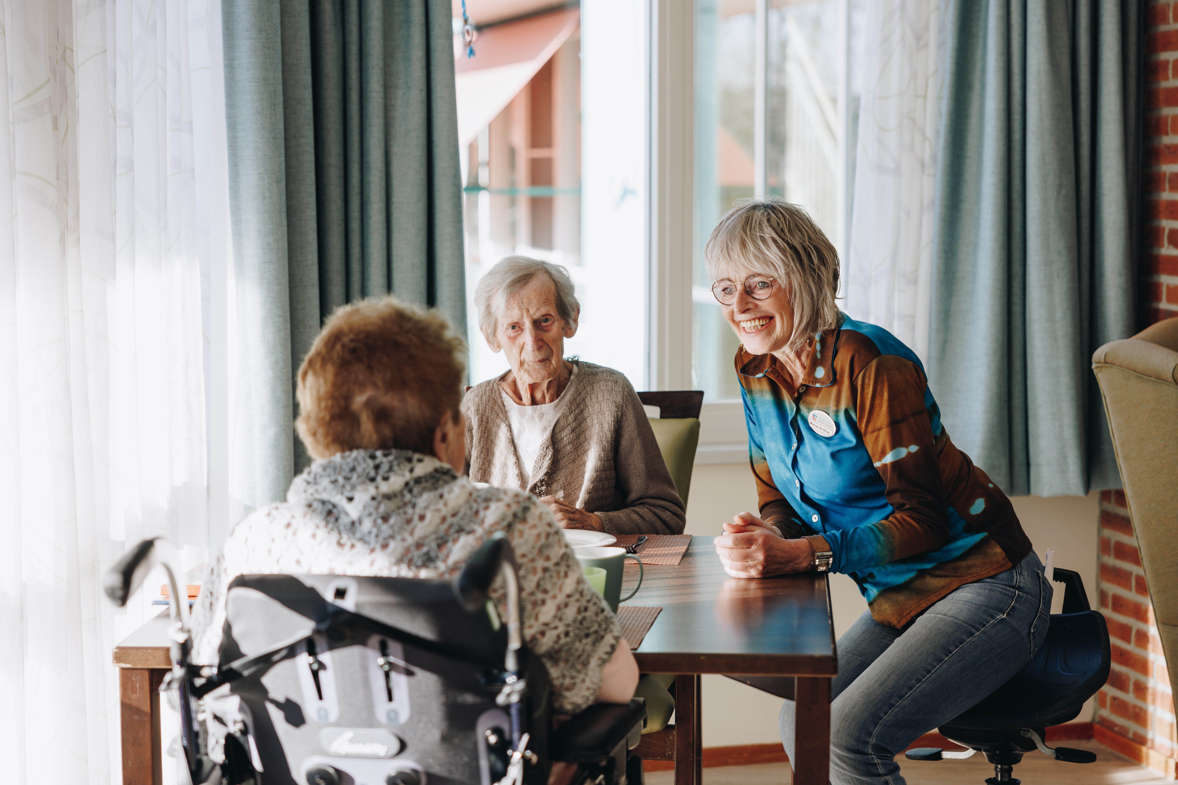 03 04 2023 Gouwestein Zorgpartners Interactie Medewerker Bewoners Tafel Rolstoel Koffie