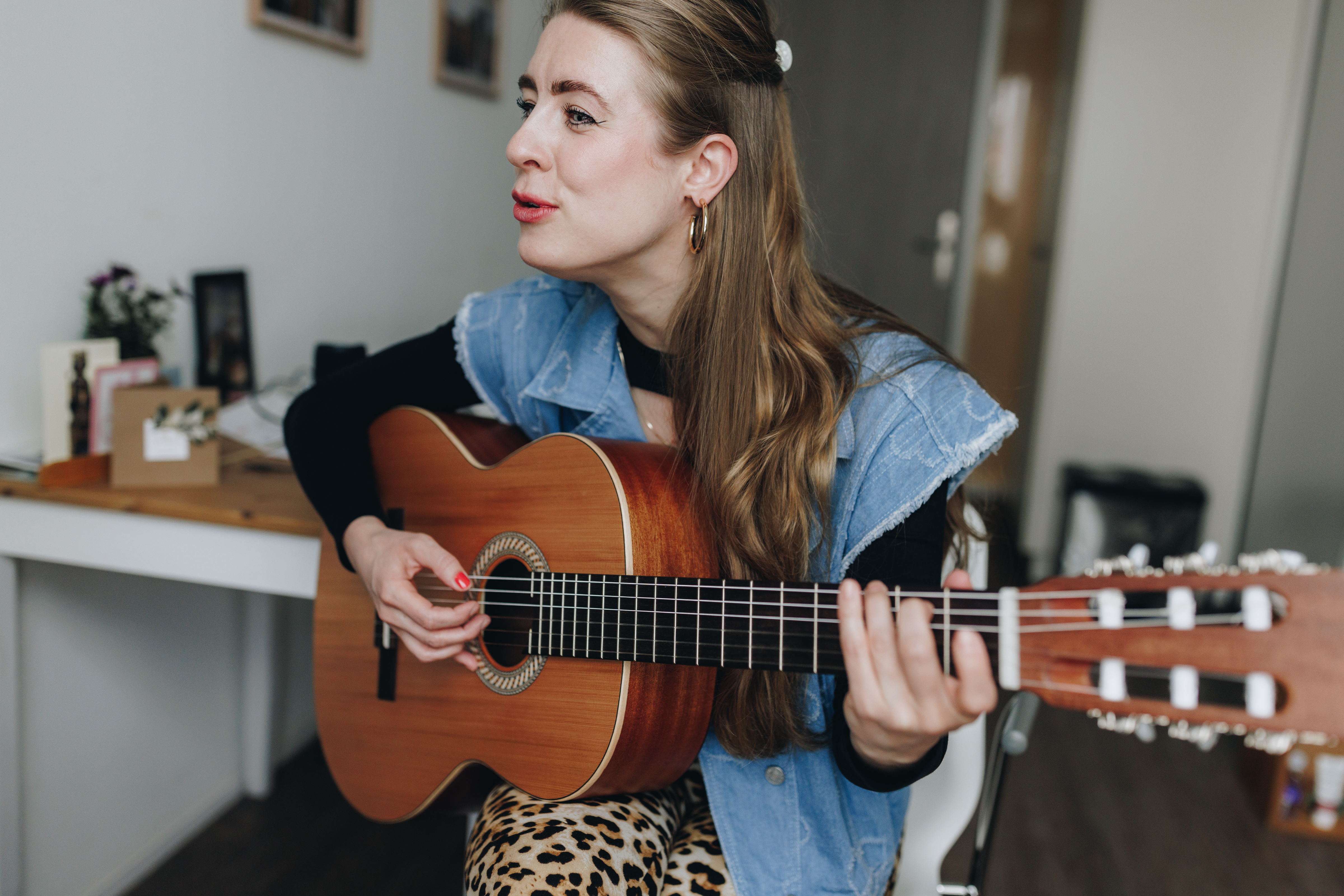 18 04 2023 Zorgpartners De Hanepraij Medewerker Activiteit Gitaar Closeup