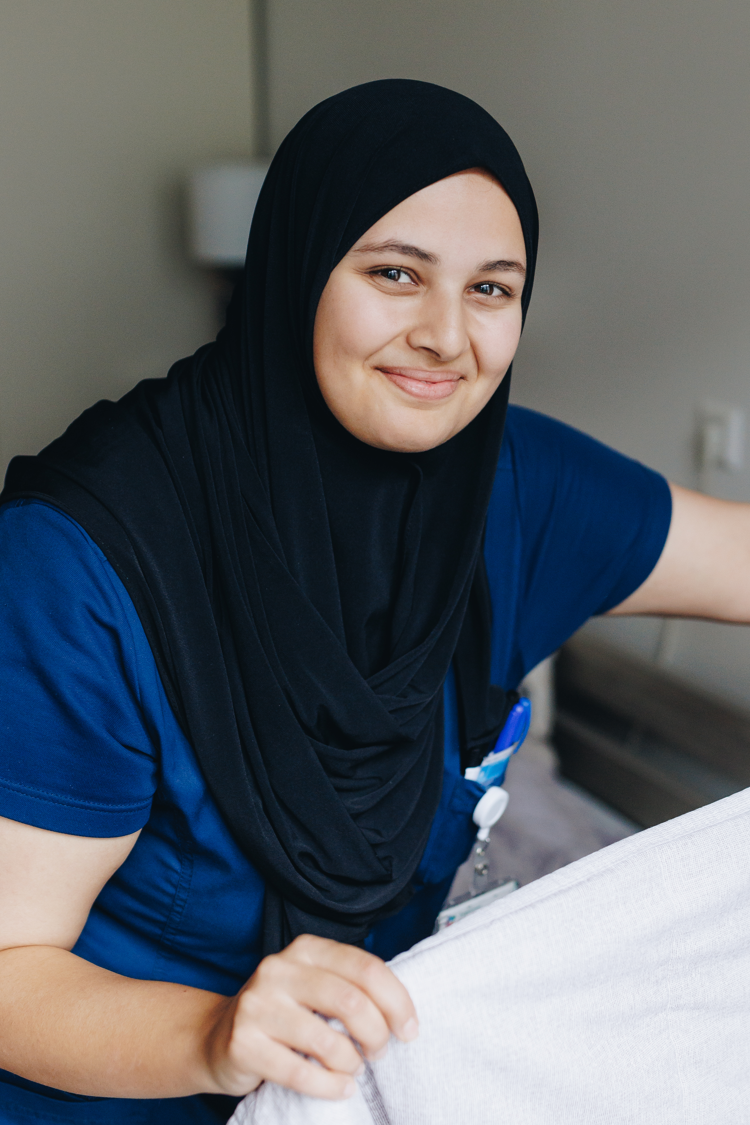 01 10 2024 ZPMH De Hanepraij Medewerker Lachen Hoofddoek