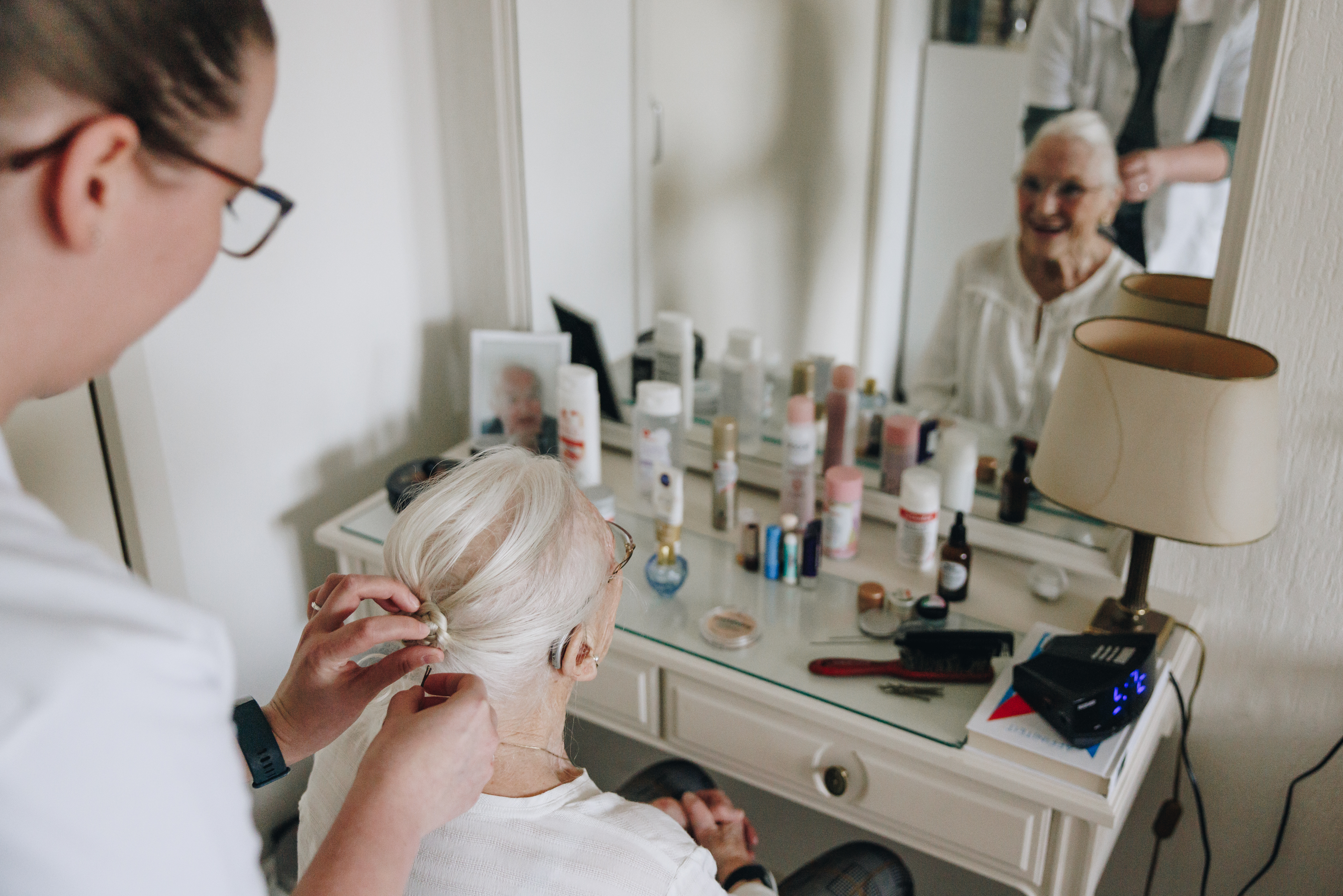 17 04 2023 Zorgpartners Thuiszorg Medewerker Cliënt Haar Vlechten Kaptafel Spiegel