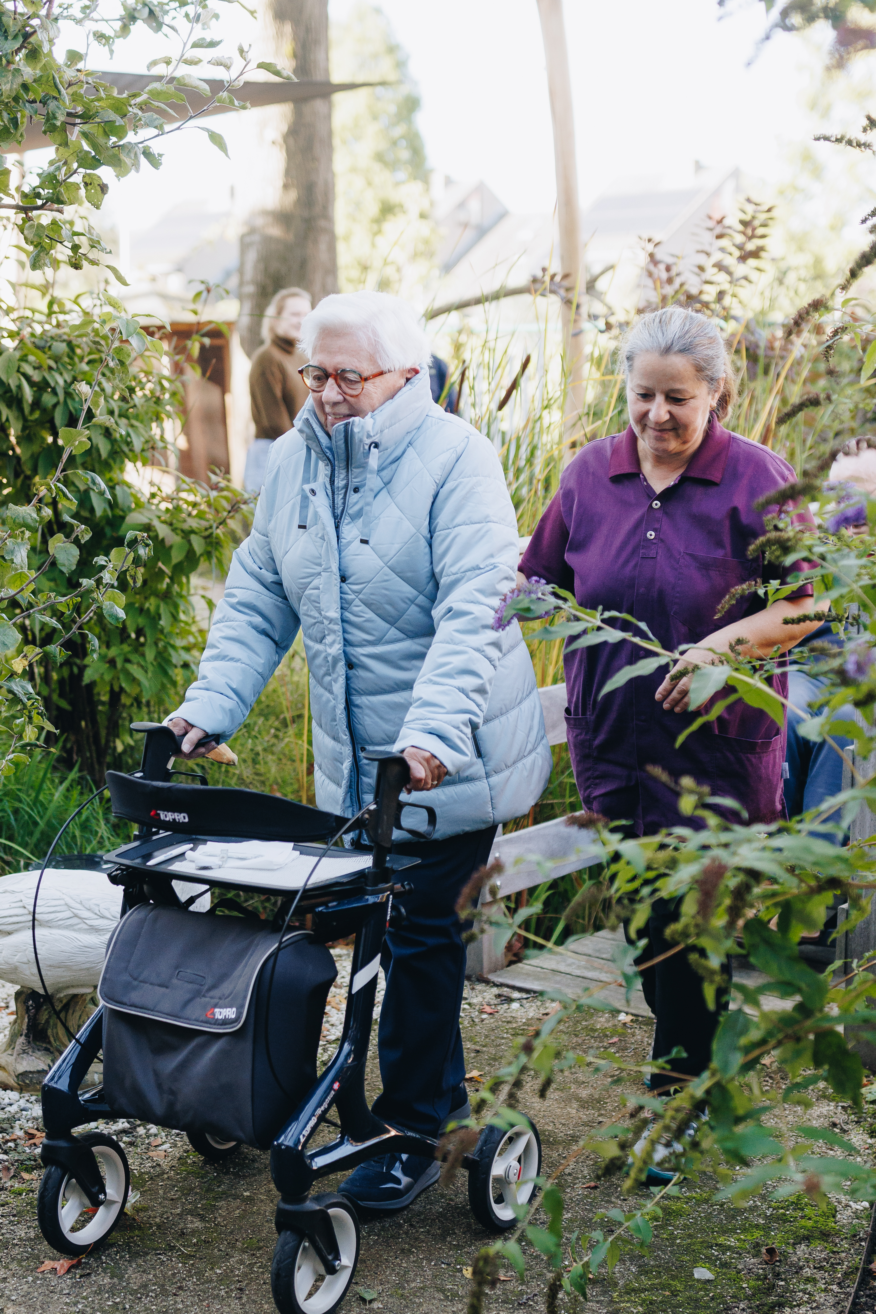 03 10 2024 De Reehorst Zorgpartners Staand Bewoner Buiten Rollator
