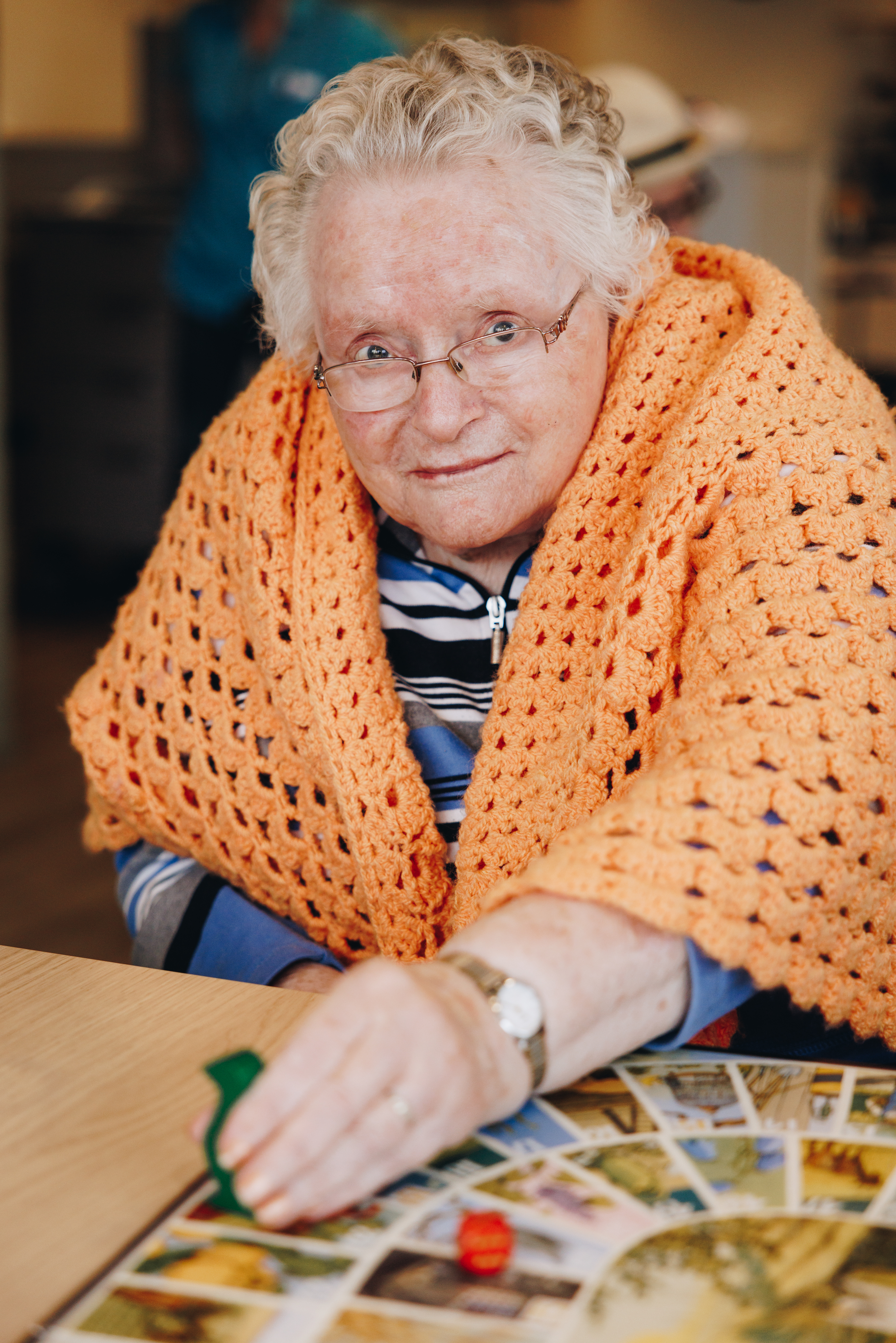 09 03 2023 Zorgpartners De Breeje Hendrick Bewoner Spelletje Ganzenbord Welzijn Close Up Staand