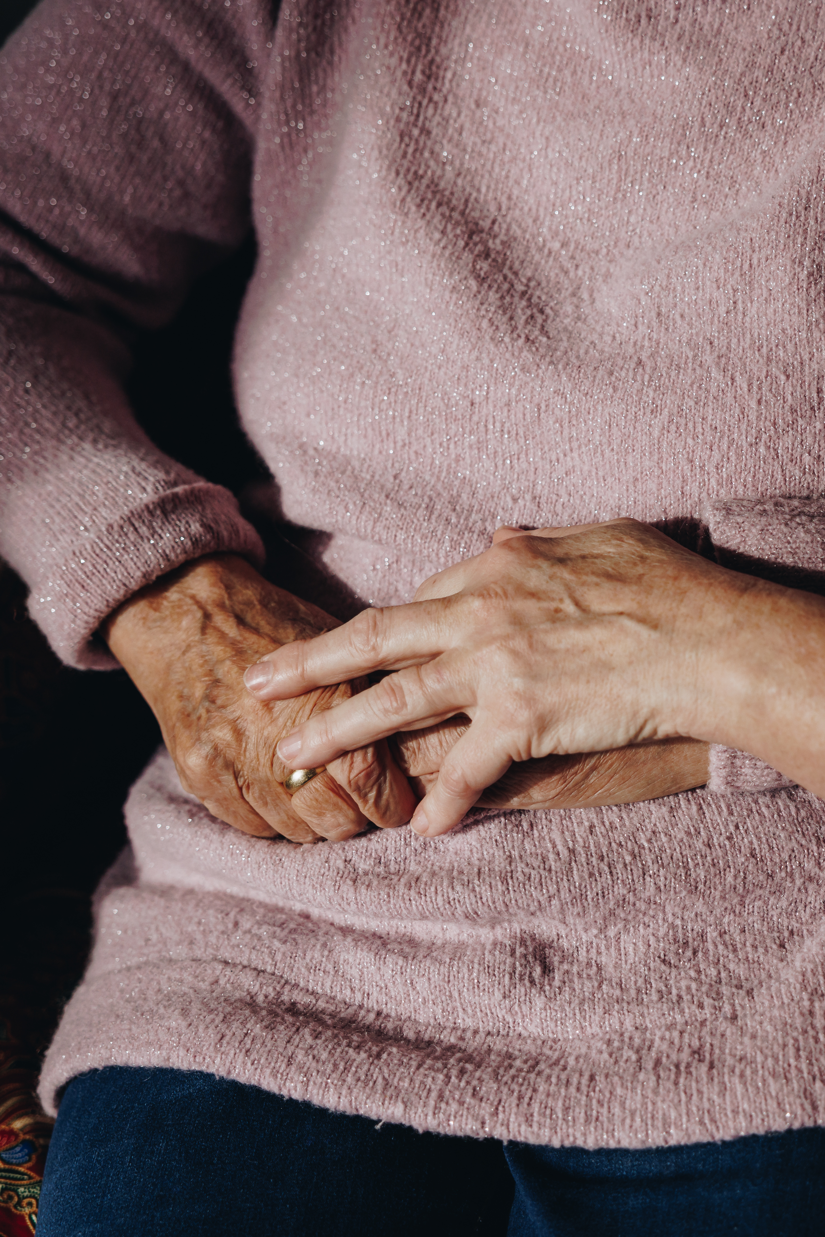 09 02 2023 Zorgpartners De Reehorst Bewoner Medewerker Collega Handen Close Up Staand