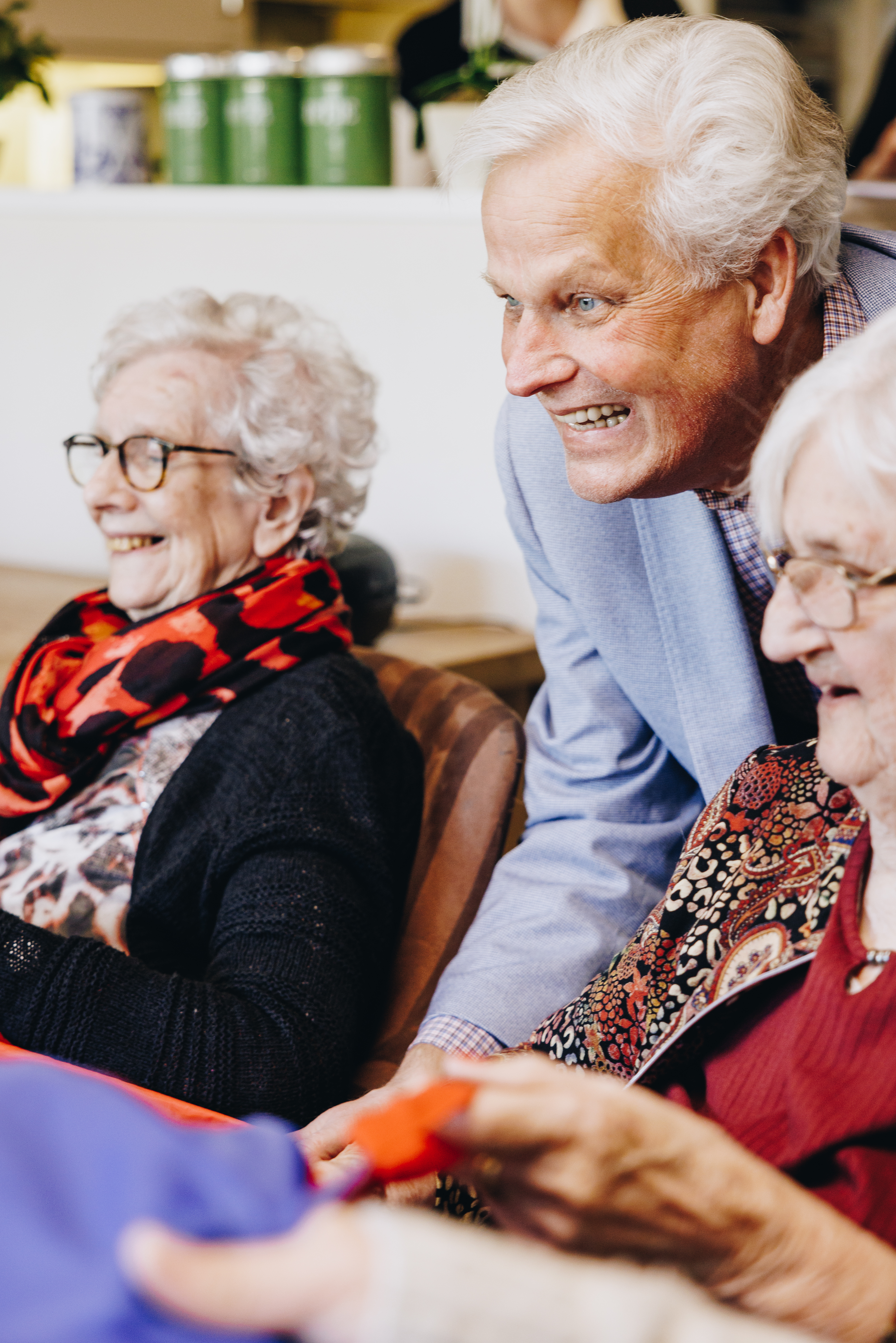 Ronssehof Welzijn Activiteit Spel Bewoners Directeur Lachen Verticaal