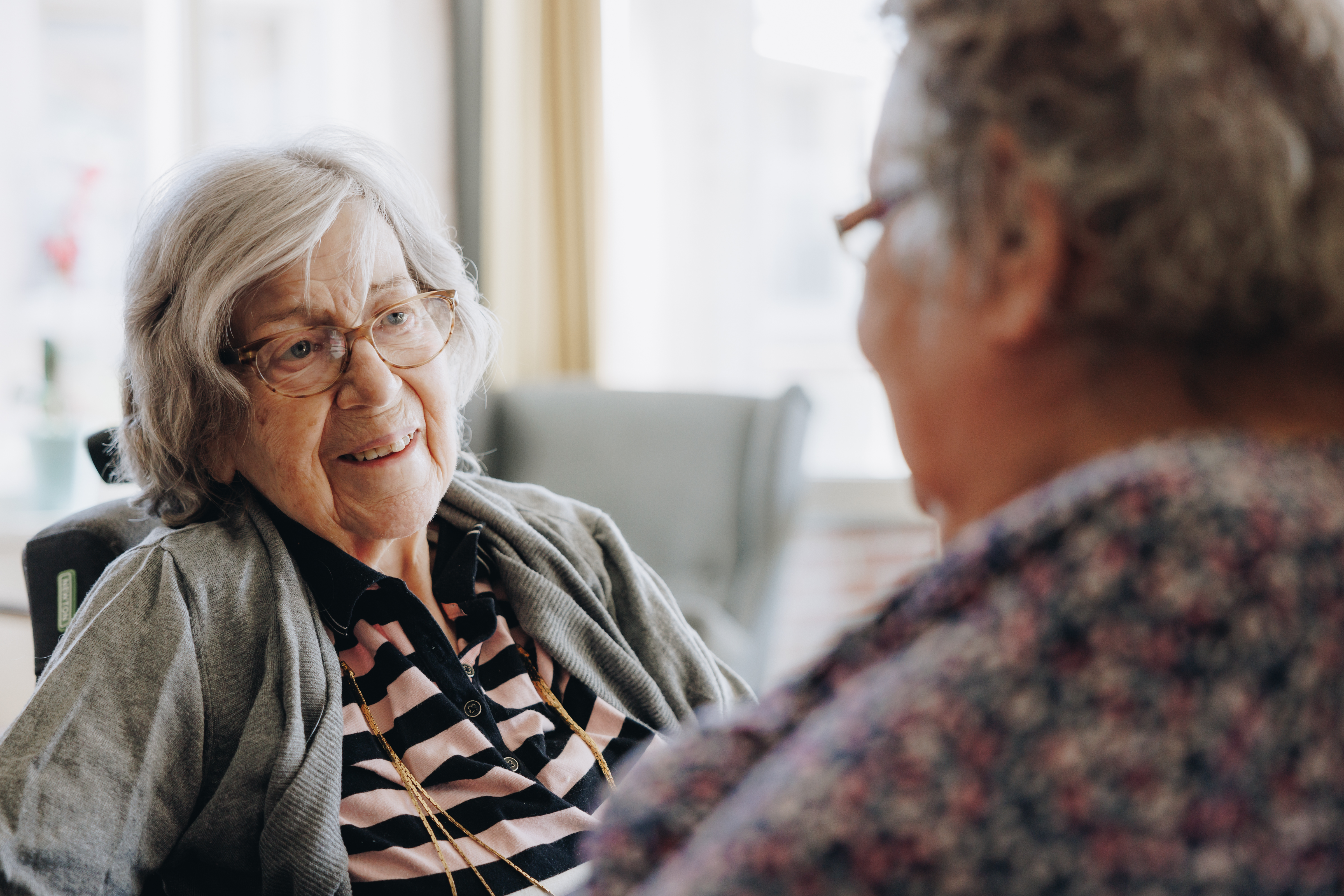 03 04 2023 Gouwestein Zorgpartners Bewoner Interactie Stoel Samen Woonkamer
