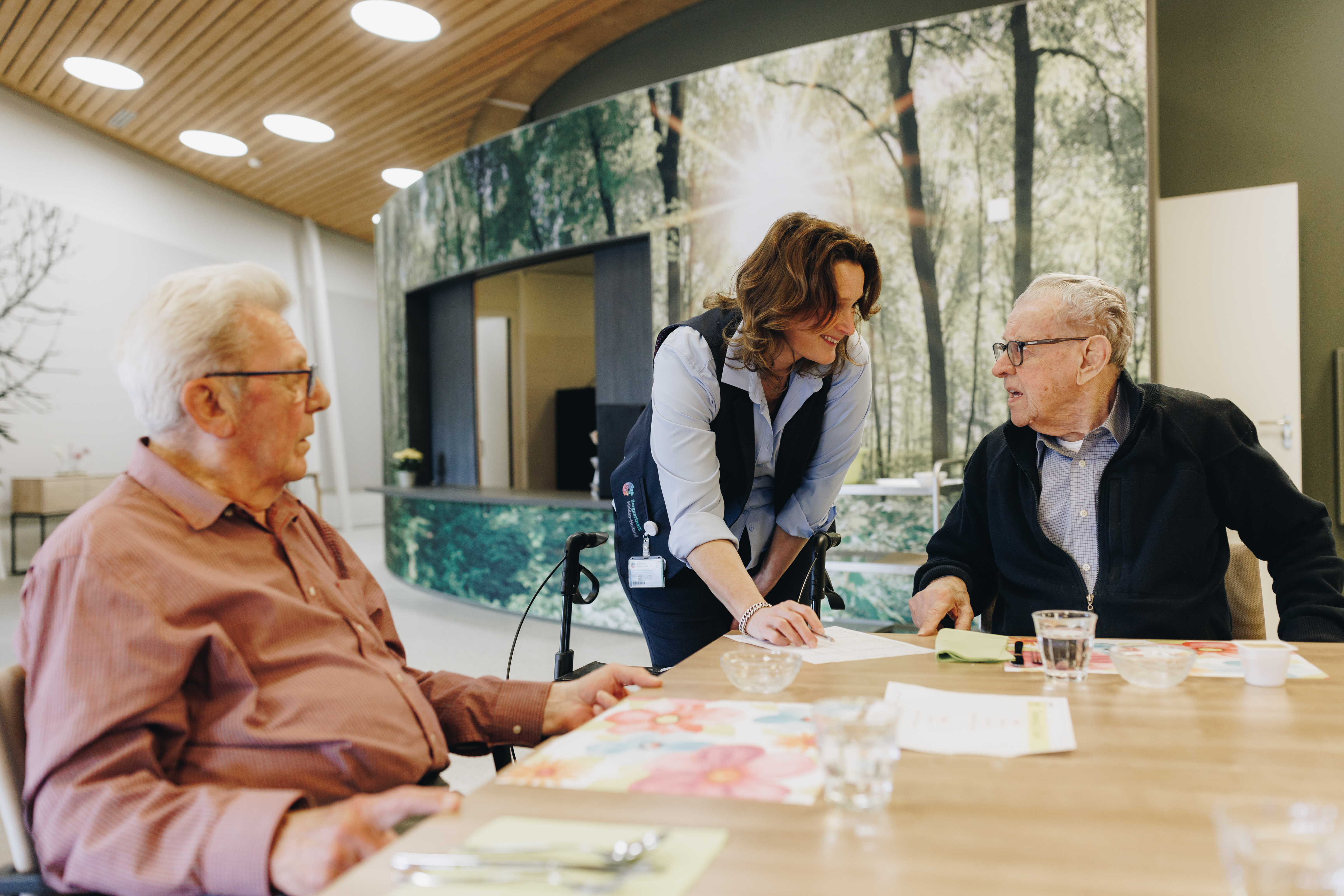 20 04 2023 Irishof Zorgpartners Bewoners Medewerker Grotezaal Liggend Eten