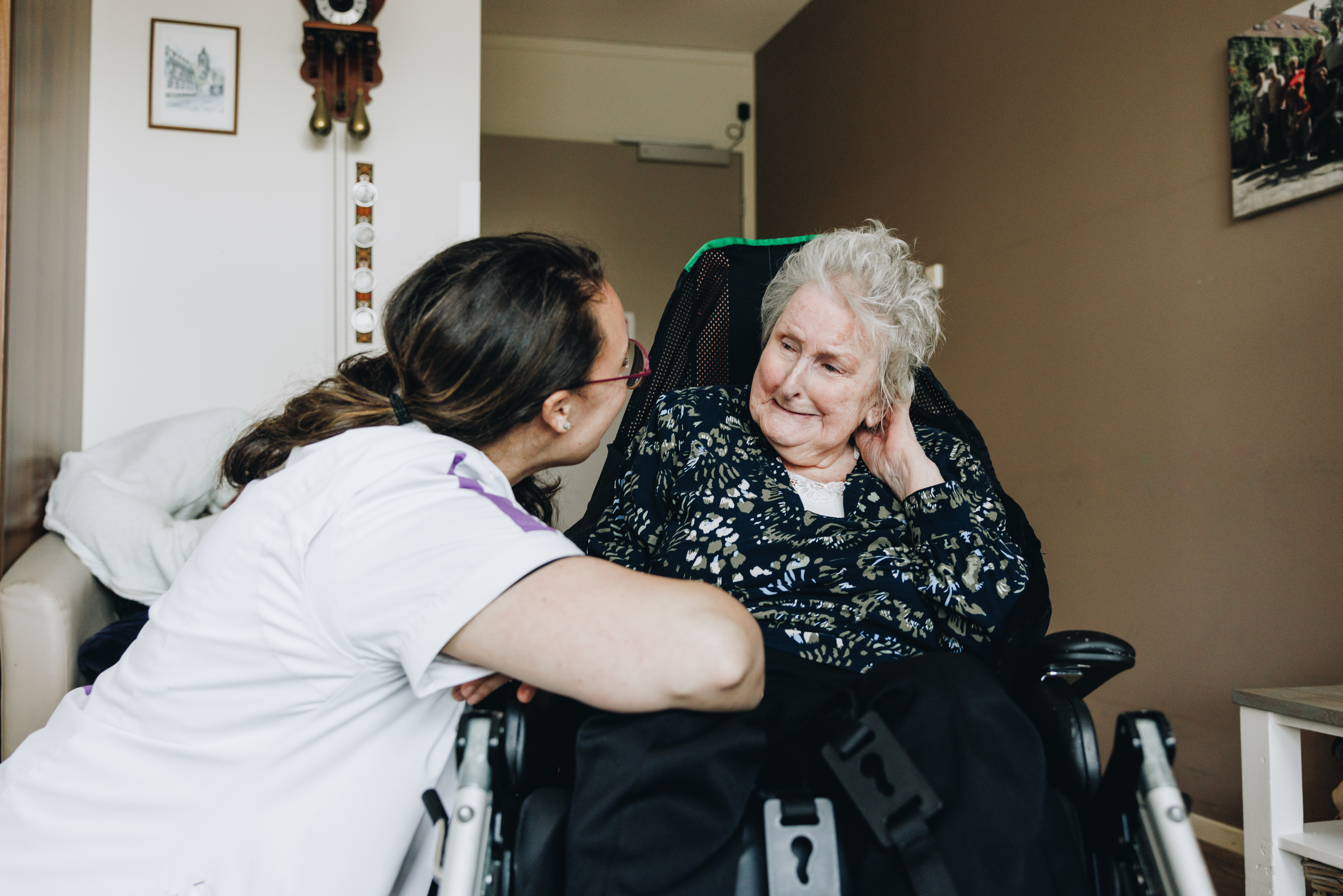 11 04 2023 ZPMH Prinsenhof Bewoner Interactie Rolstoel Kamer Medewerker