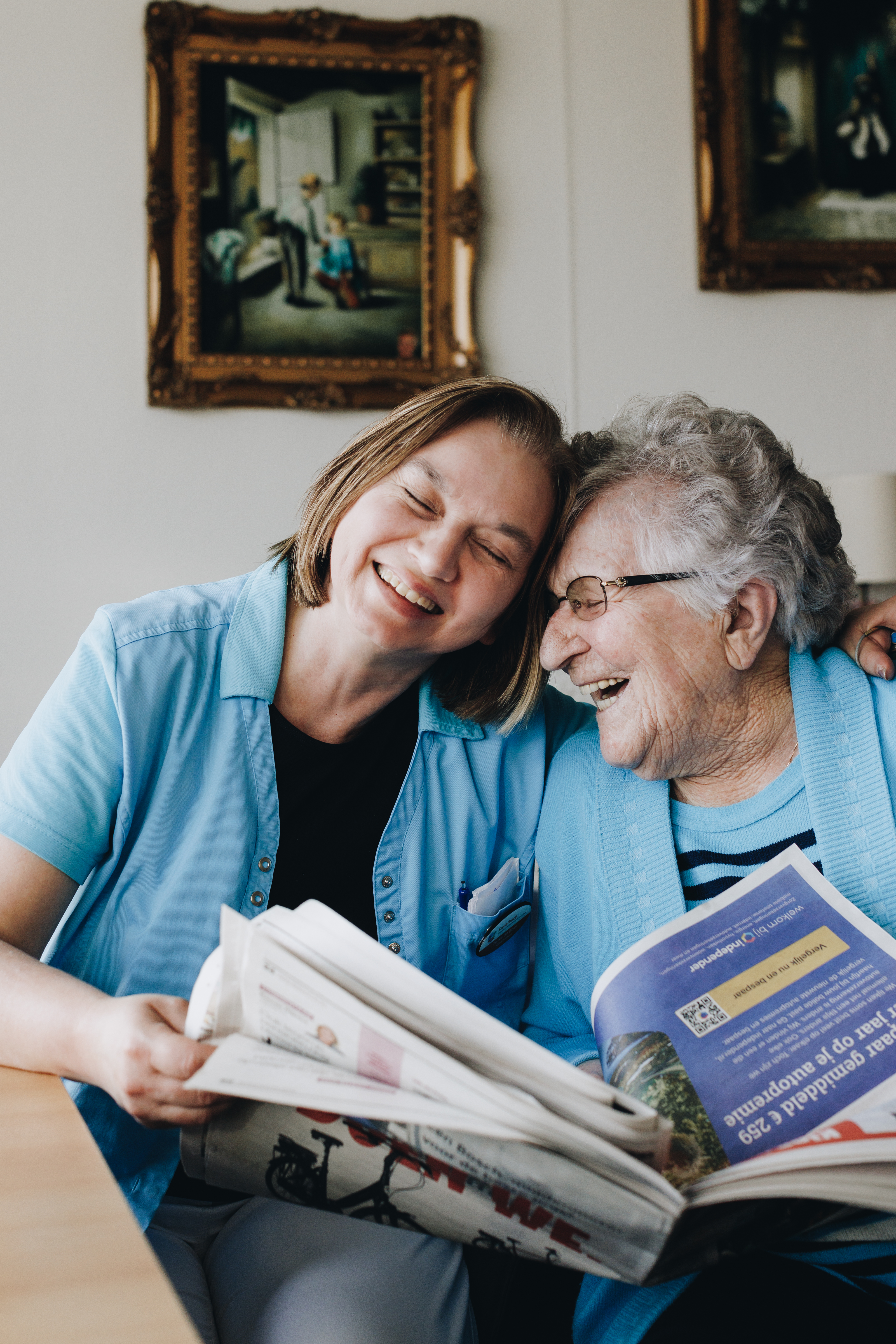 10 02 2023 Zorgpartners Savelberg Medewerker Bewoner Krant Lezen Portret