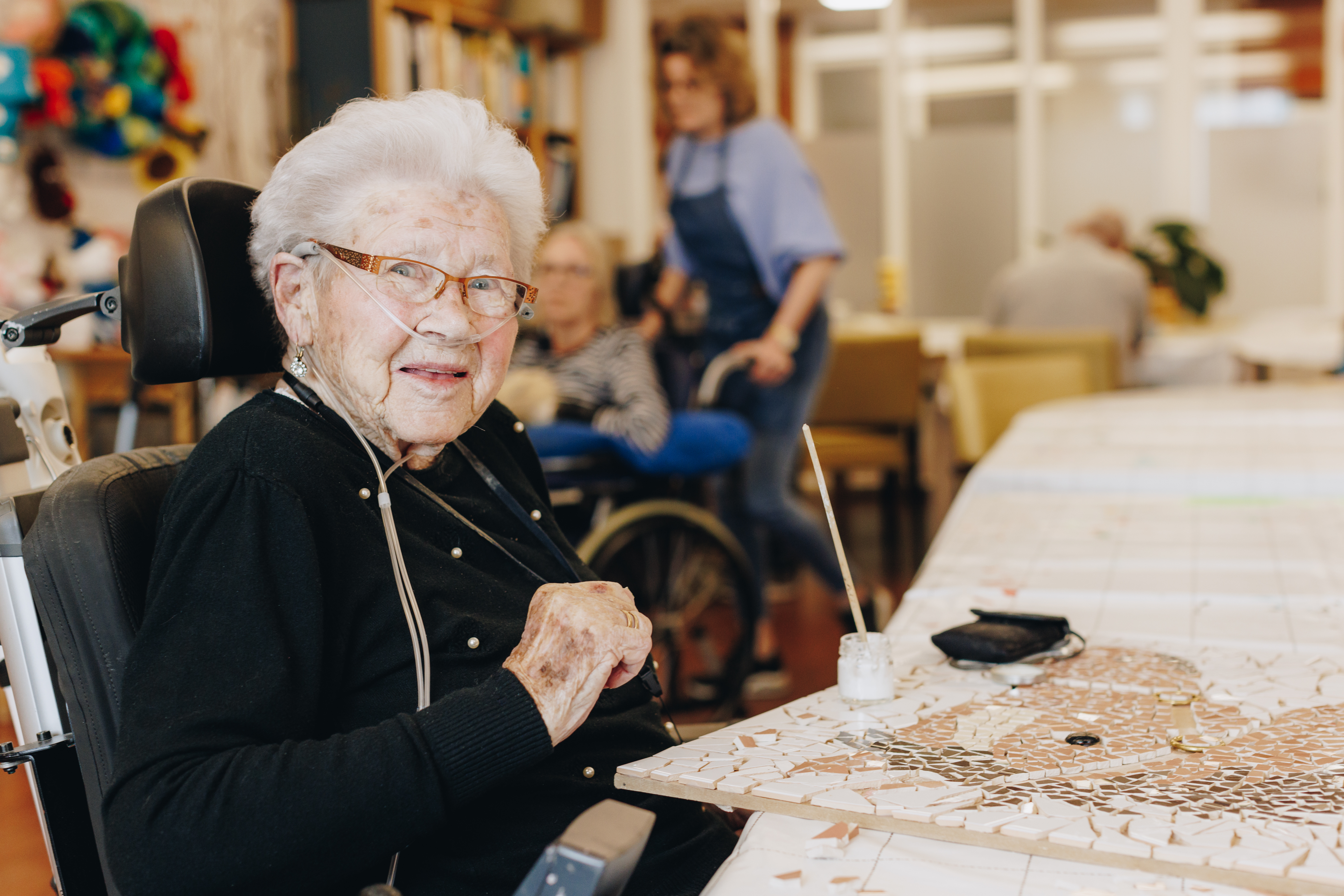 18 04 2023 Zorgpartners De Hanepraij Bewoner Tafel Verven Activiteit