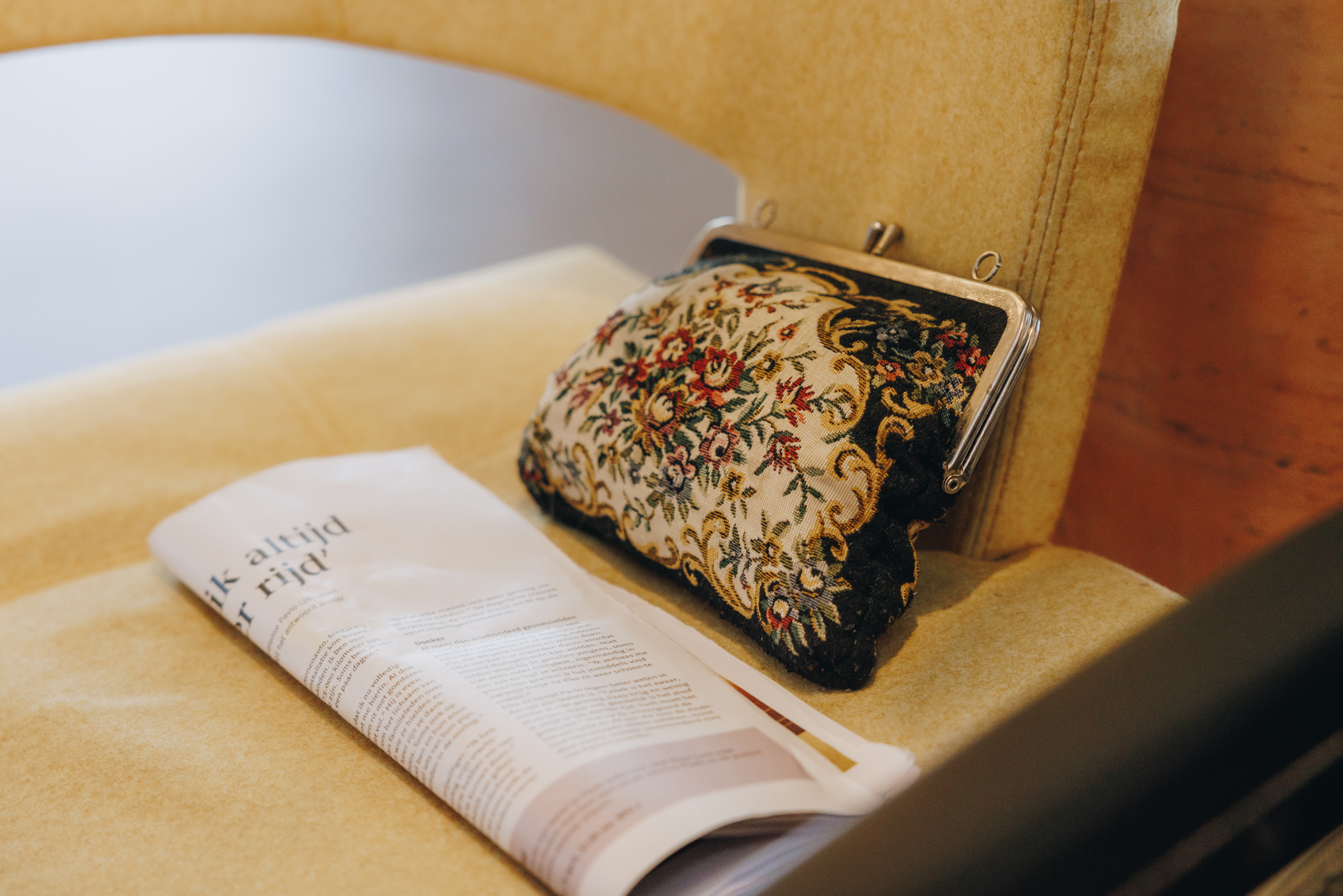 03 04 2023 Gouwestein Zorgpartners Closeup Krant Lezen Portemonee Tasje