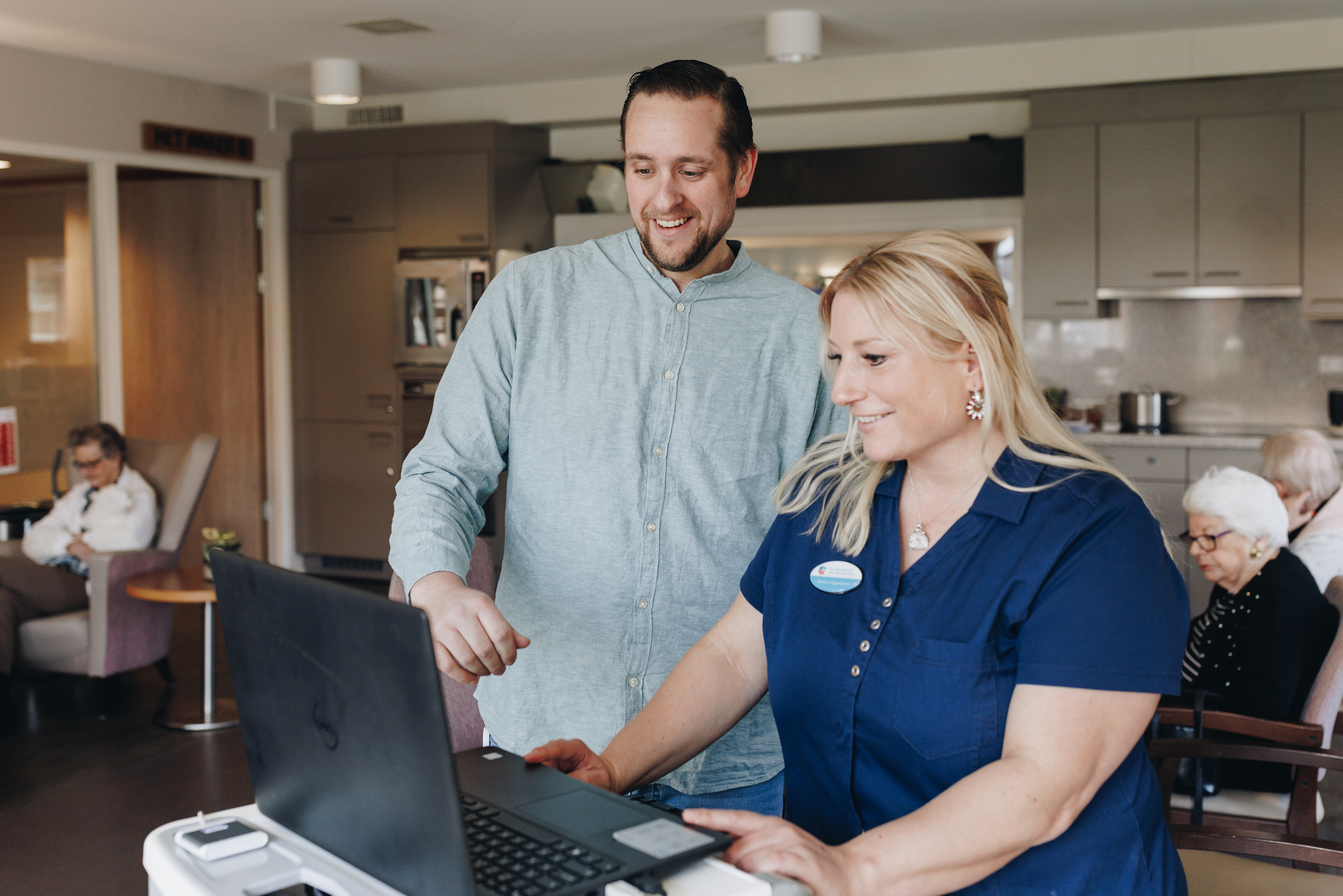 18 04 2023 Zorgpartners De Hanepraij Medewerkers Laptop Keuken Bewoners