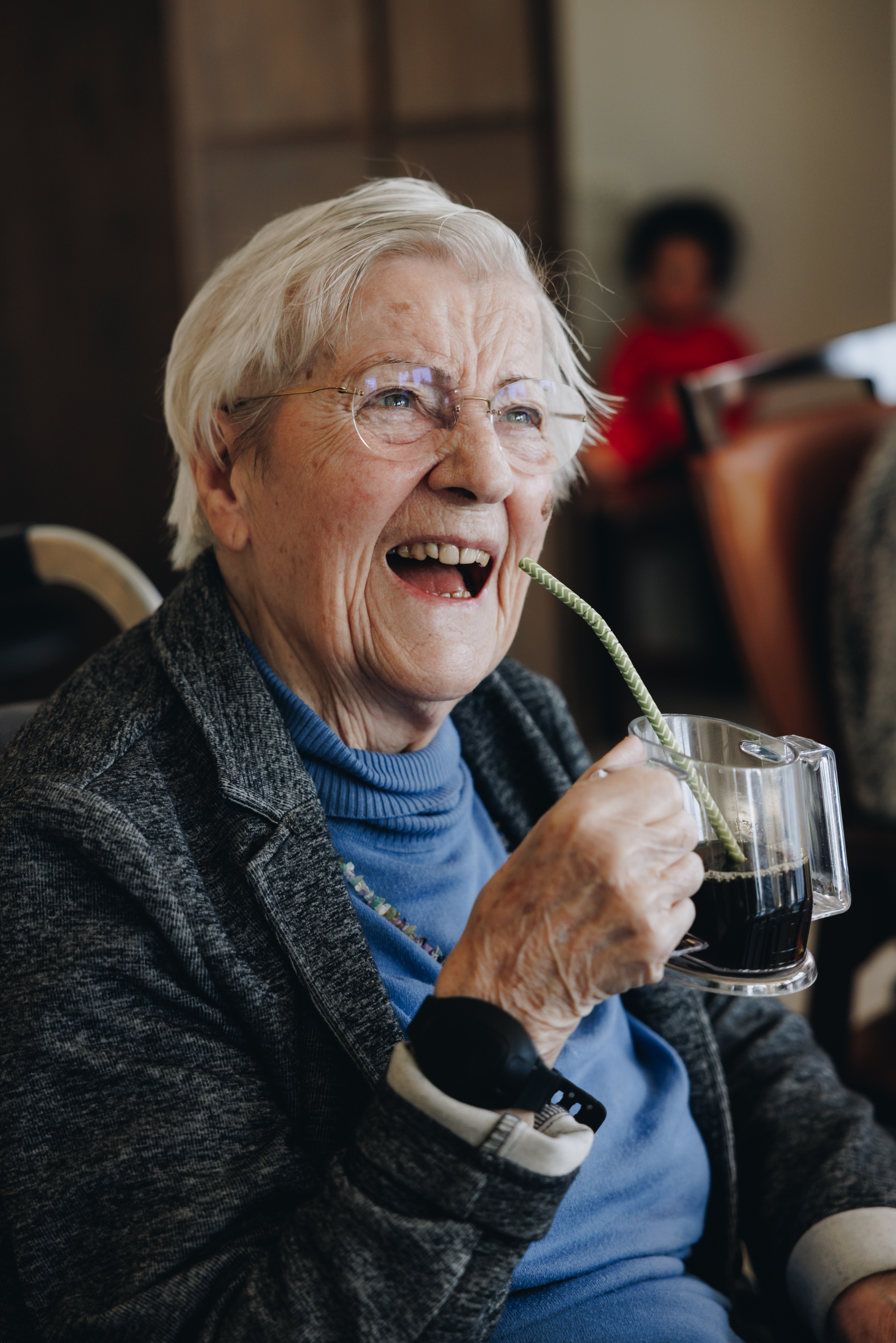 03 04 2023 Gouwestein Zorgpartners Bewoner Rolstoel Lachen Drinken Horloge