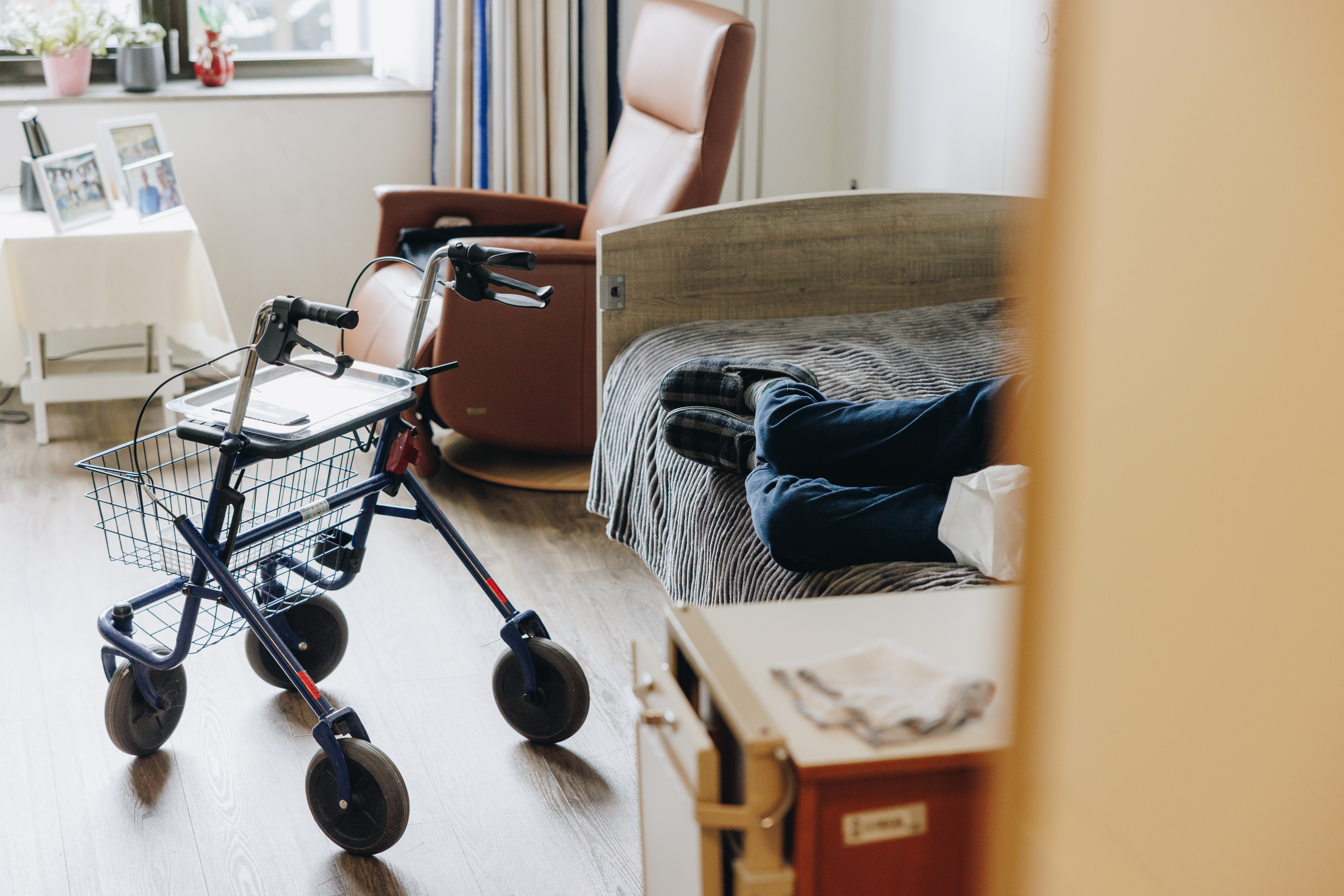 18 04 2023 Zorgpartners De Hanepraij Rollator Bewoner Bed Woonkamer