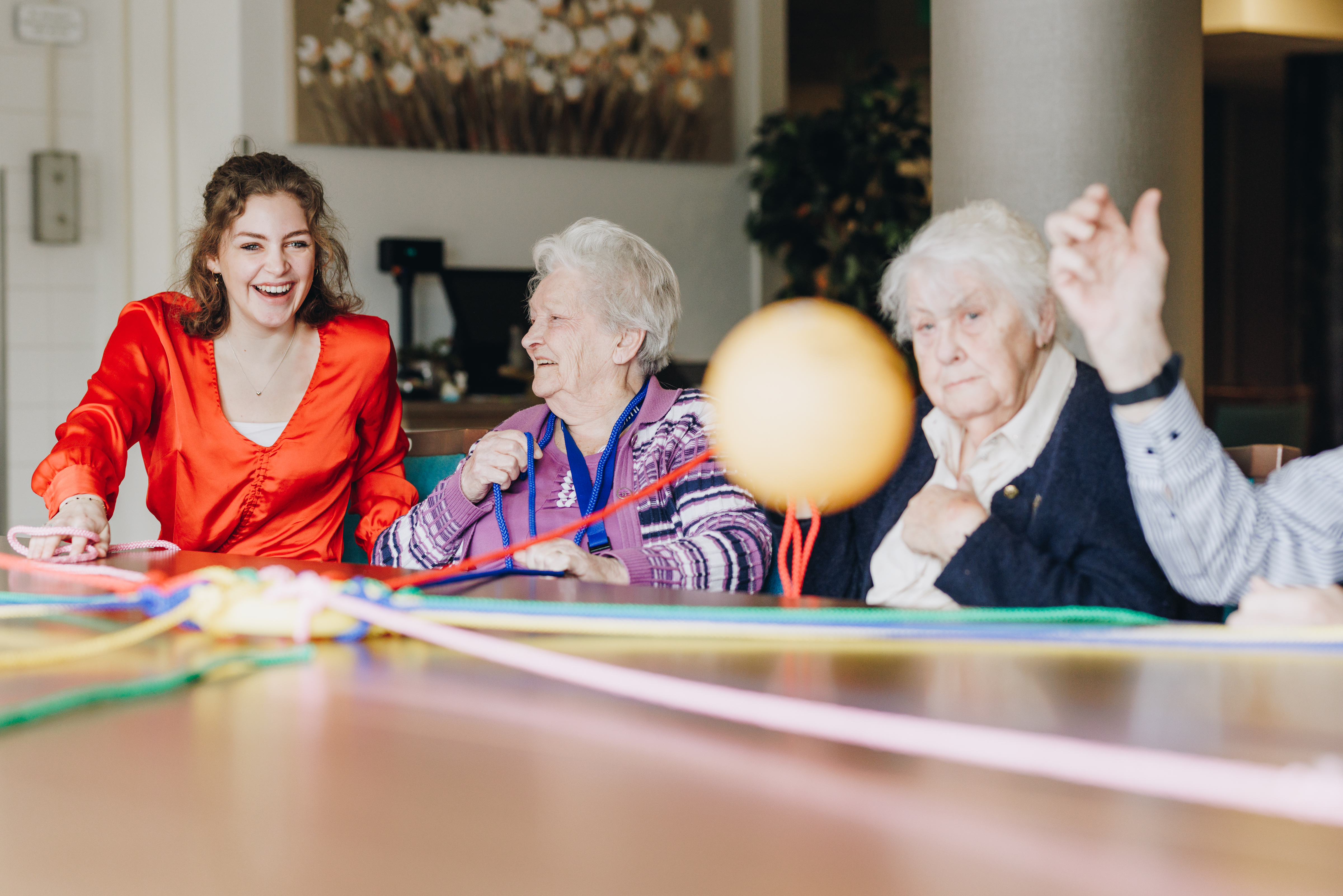 17 02 2023 Zorgpartner Slothoven Bewoners Spel Lijnen Bal Los Tafel Lachen