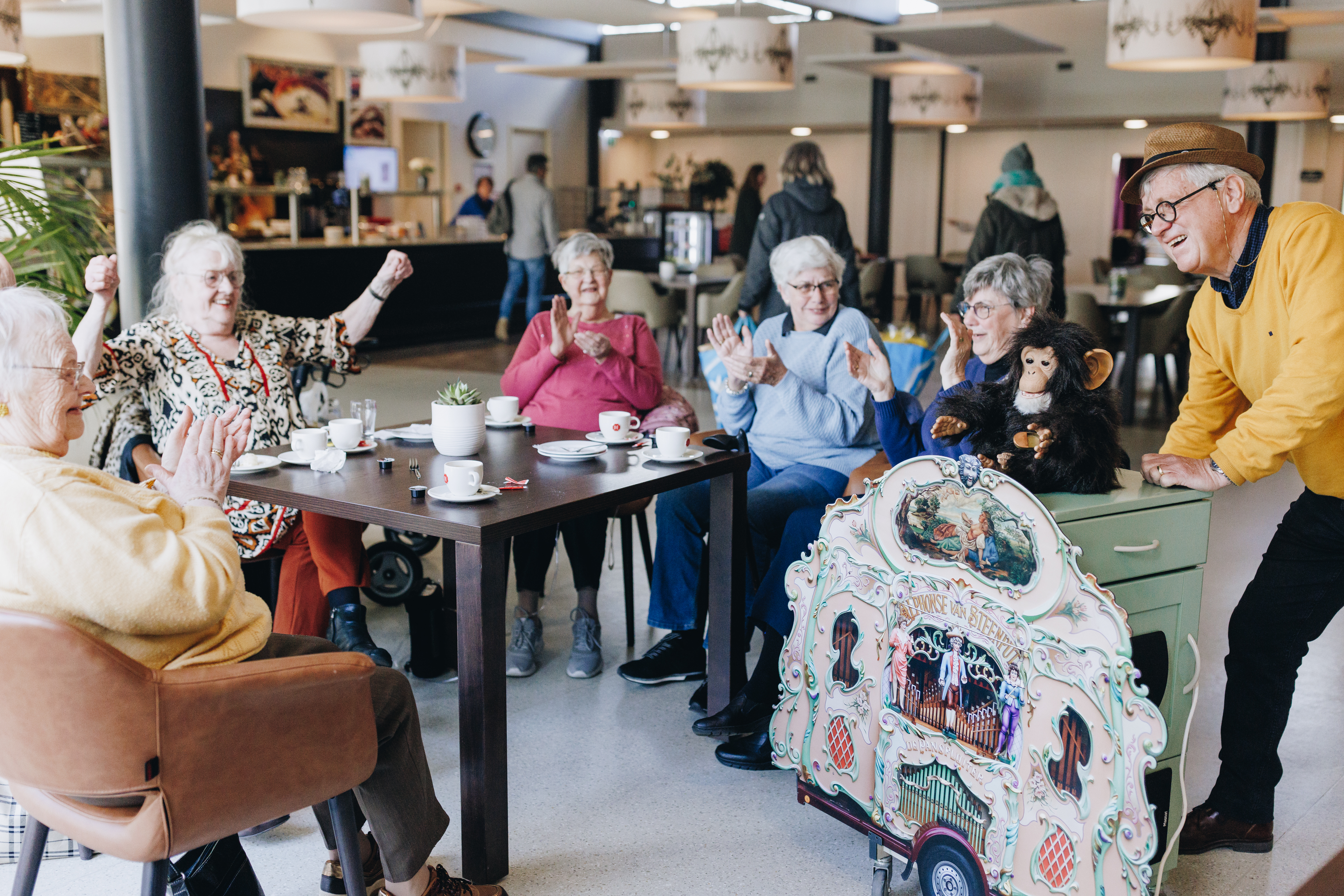 11 04 2023 ZPMH Prinsenhof Dansen Restaurant Bewoners Zingen