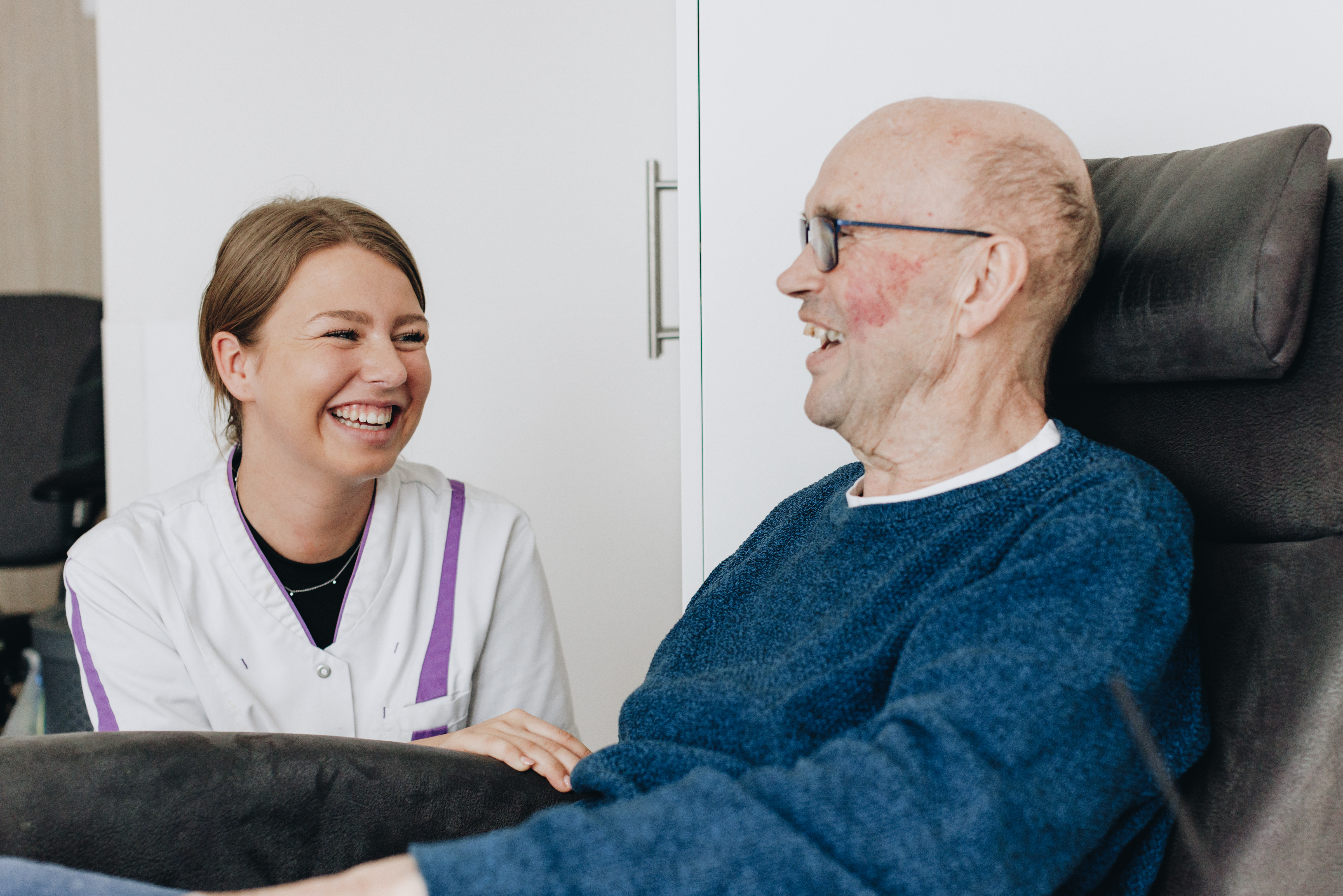 18 04 2023 Zorgpartners De Hanepraij Closeup Medewerker Kamer Bewoner Interactie