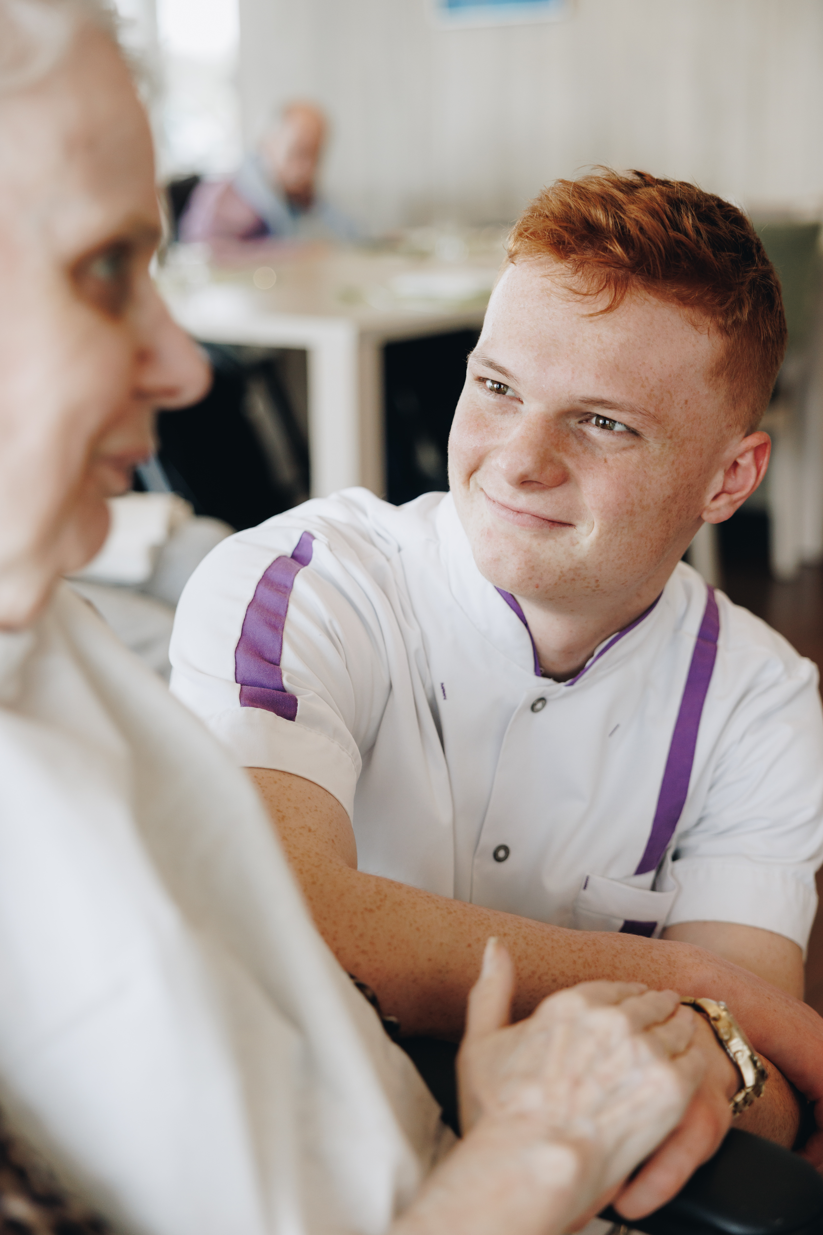 18 04 2023 Zorgpartners De Hanepraij Medewerker Man Bewoner Tafel