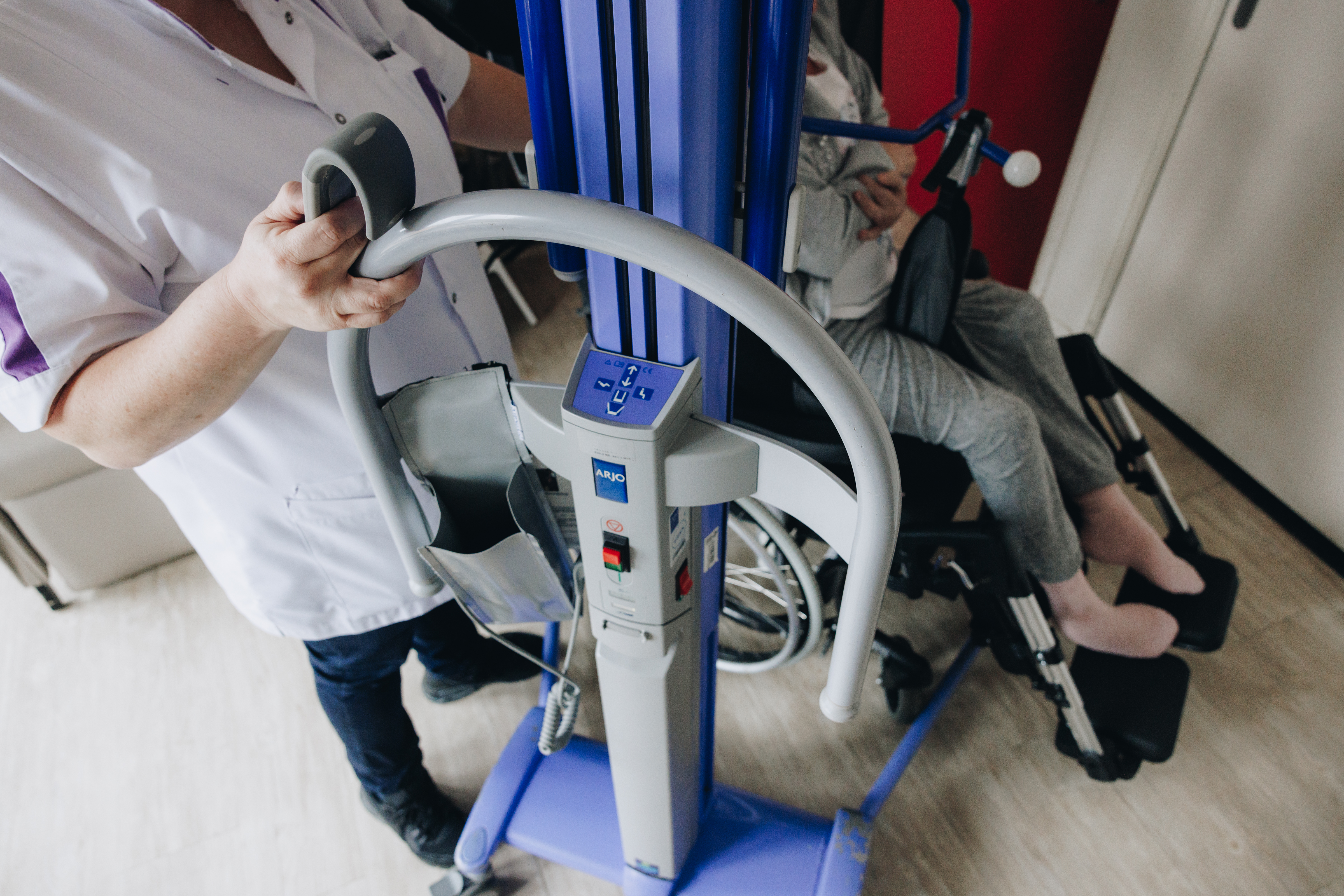 De Waterpoort Zorgpartners Bewoner Zorg Tillift Bed Close Up Rolstoel