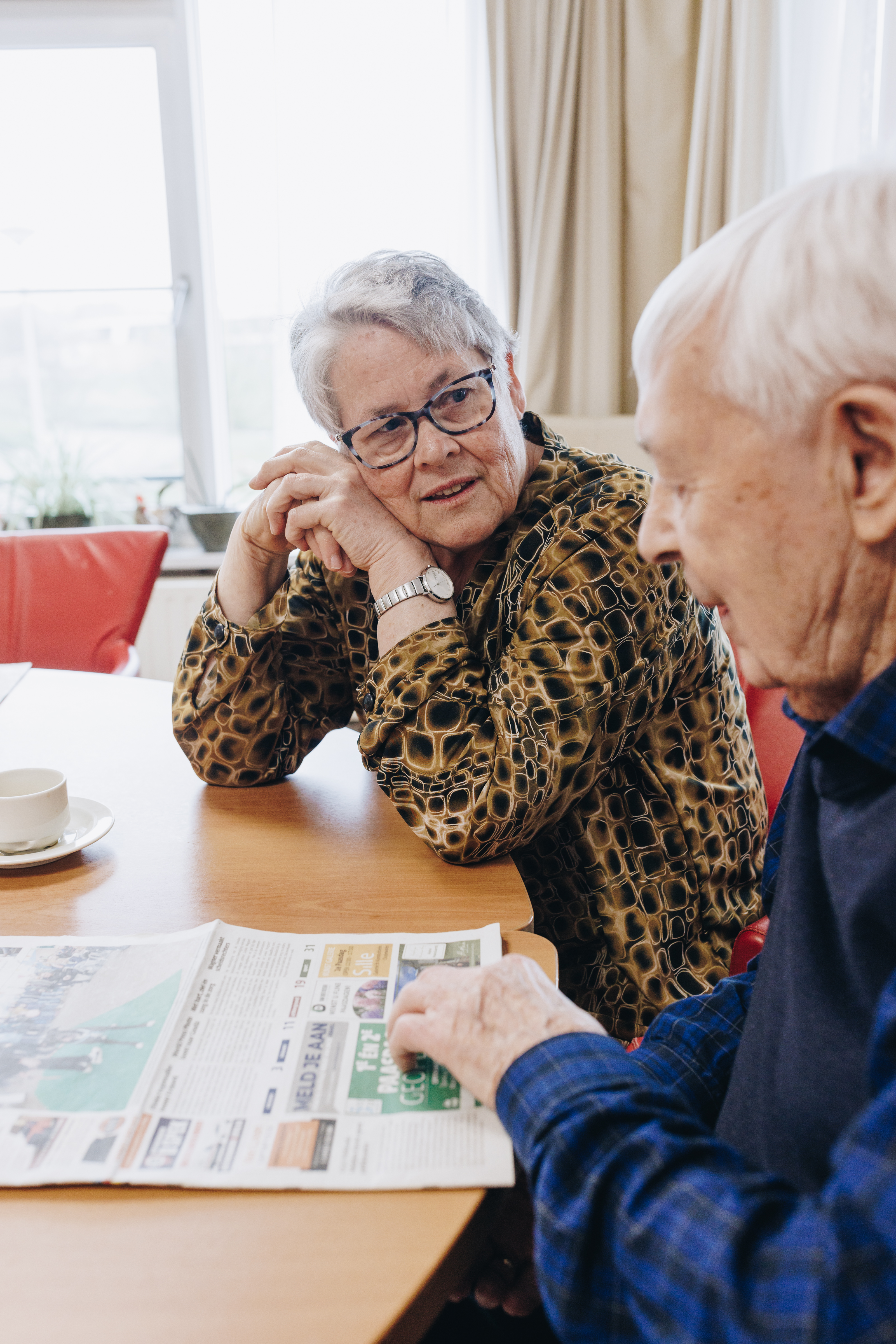 06 04 2023 ZPMH Julianastaete Krant Bewoner Interactie Woonkamer Staand