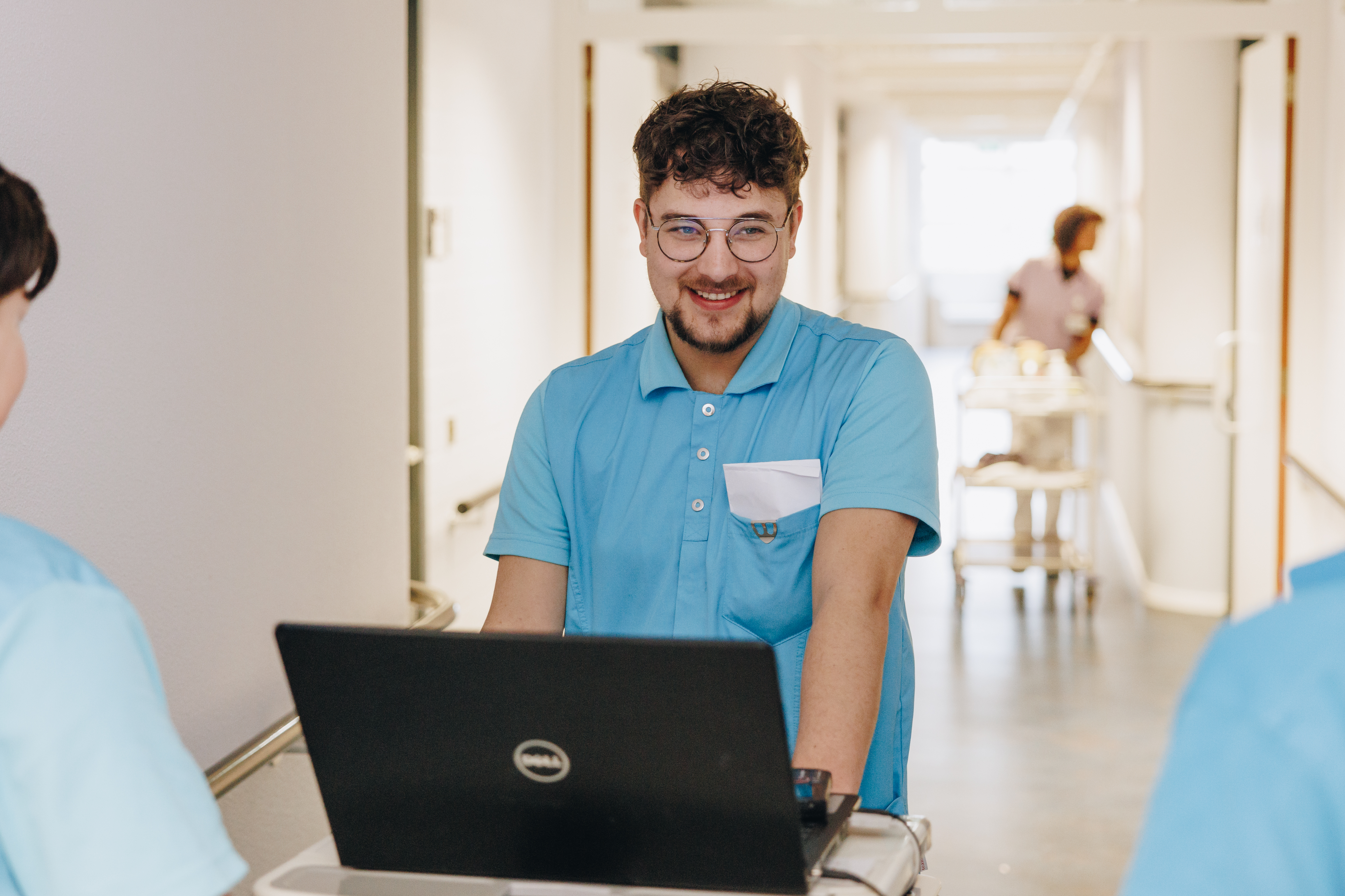 20 04 2023 Irishof Zorgpartners Medewerker Zorg Laptop Gang Lachen Interactie