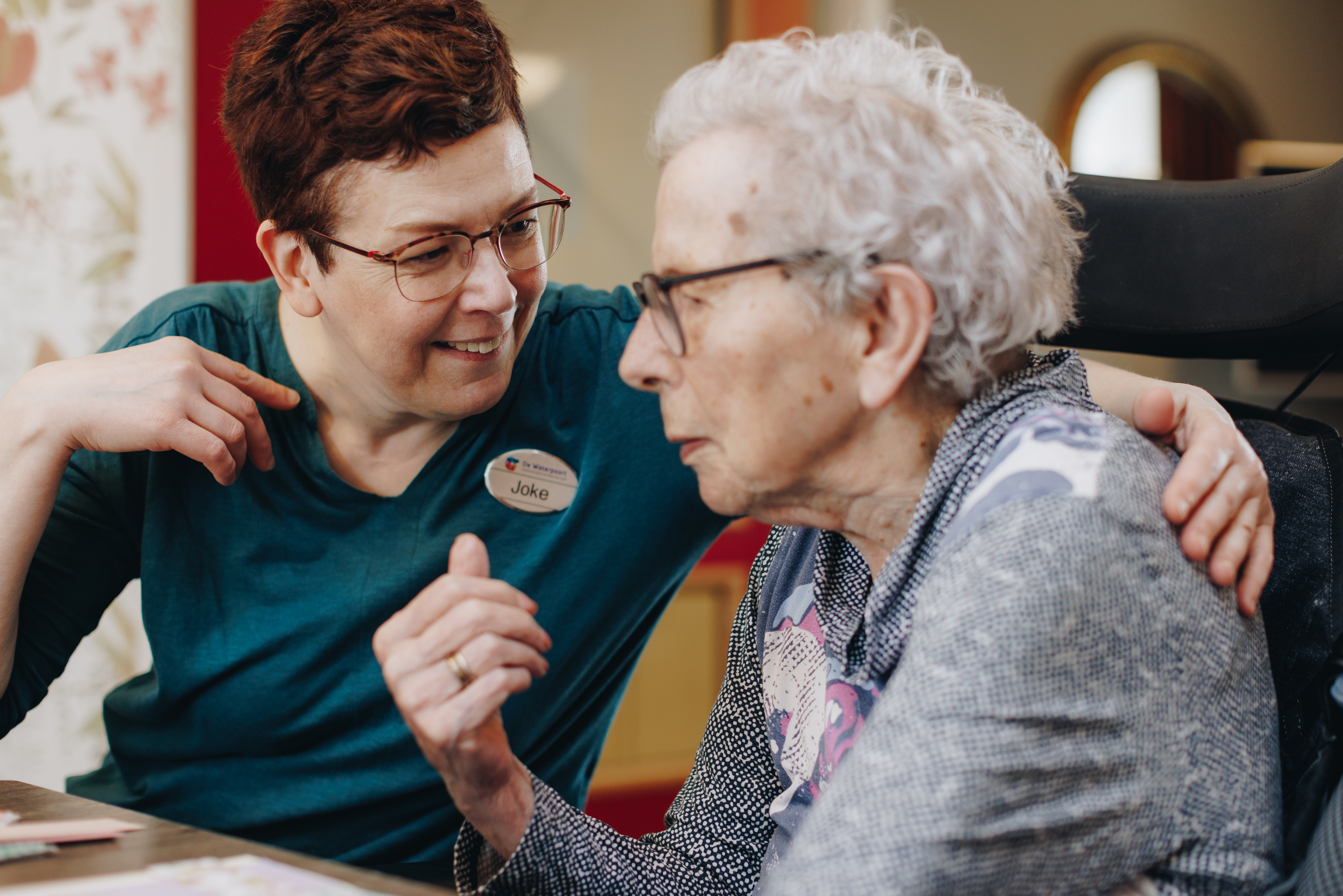De Waterpoort Zorgpartners Bewoner Medewerker Welzijn Arm Schouder Interactie