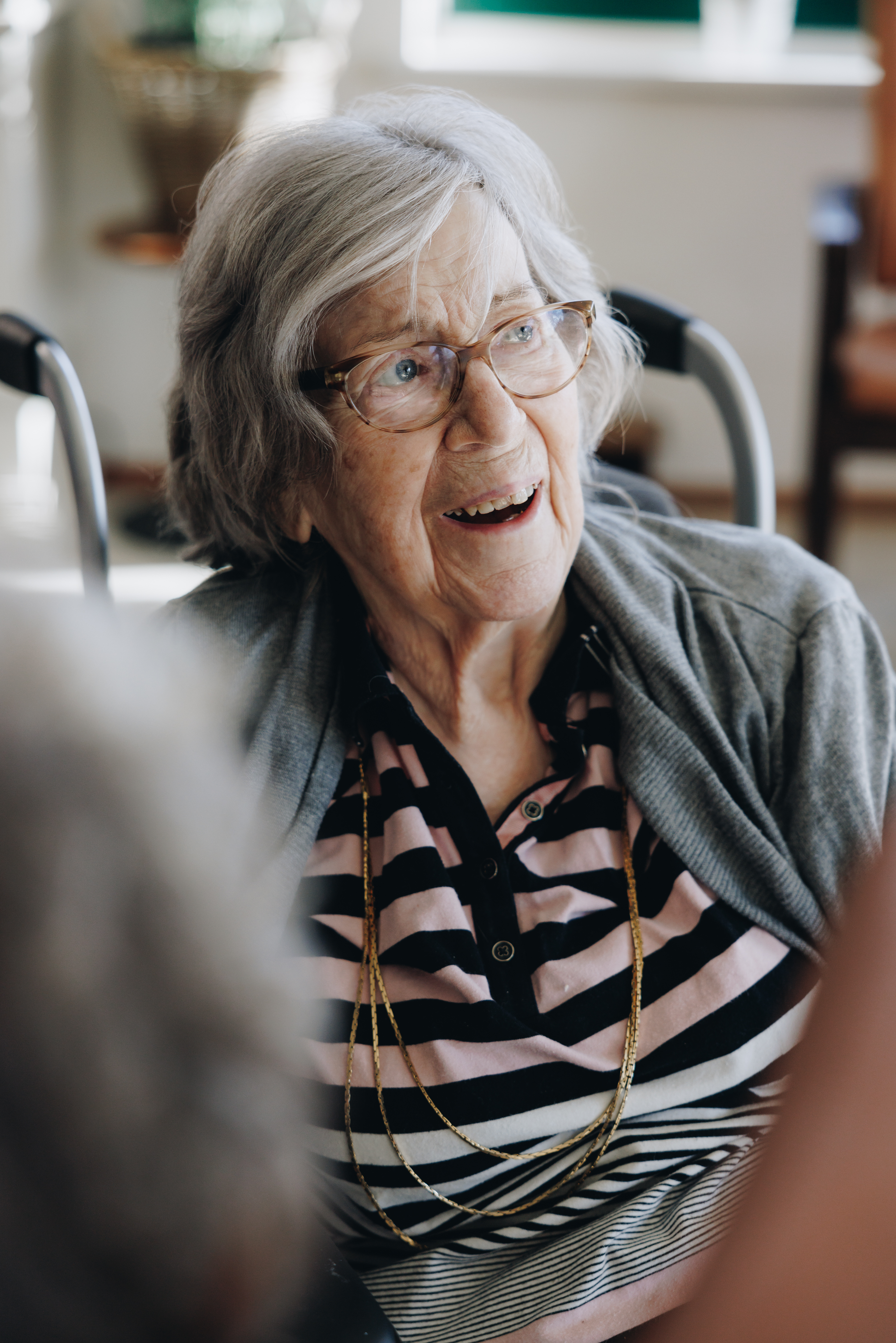 03 04 2023 Gouwestein Zorgpartners Bewoner Rolstoel Lachen Ketting